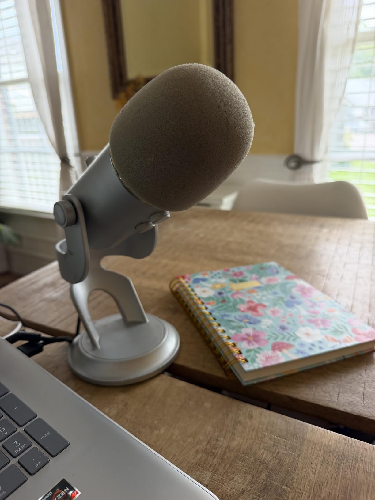 Logitech Creators Blue Yeti USB Microphone for PC, Mac, Gaming, Recording, Streaming, Podcasting, Studio and Computer Condenser Mic with Blue VO!CE effects, 4 Pickup Patterns, Plug and Play - Blackout customer photo 2