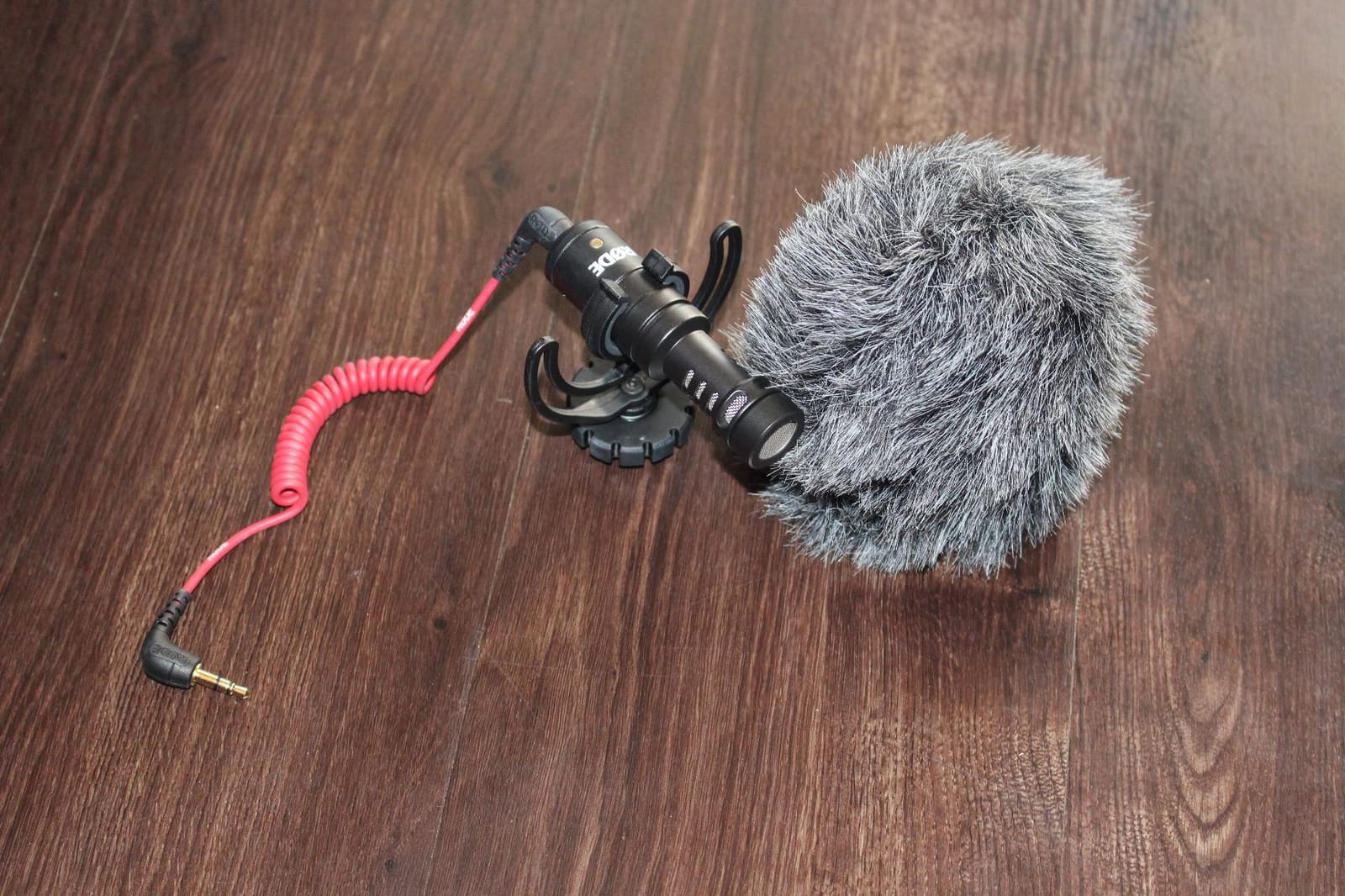 Rode VideoMicro Compact On-Camera Microphone with Rycote Lyre Shock Mount, Auxiliary, Black customer photo 2