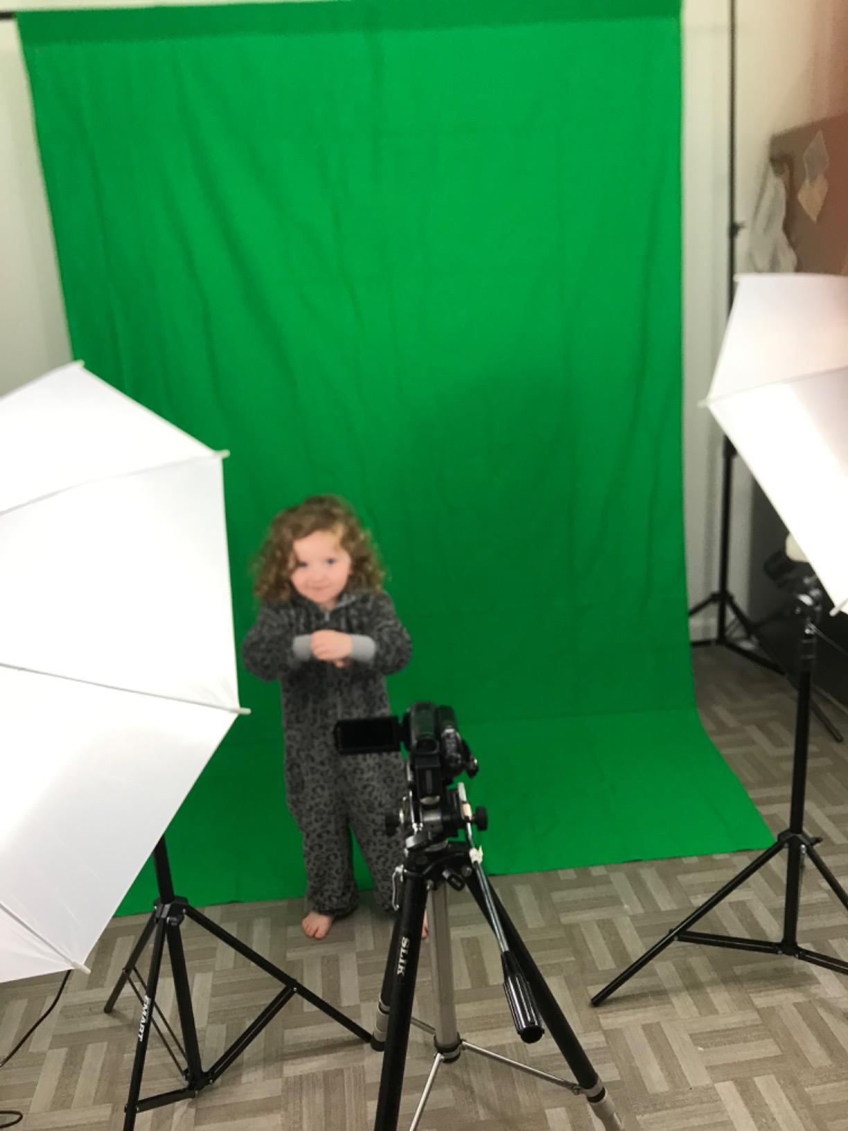 EMART 8.5x10FT Green Screen Backdrop Kit with Umbrella Lights for Studio customer photo 1