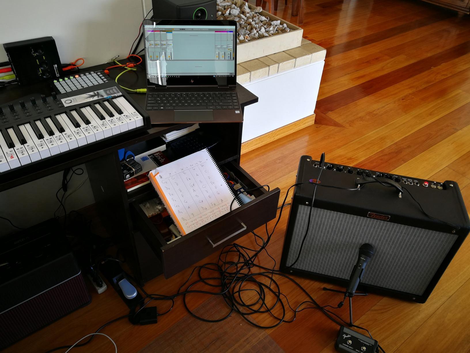 SAMSON Q2U USB/XLR Dynamic Microphone Recording and Podcasting Pack (Black) customer photo 1