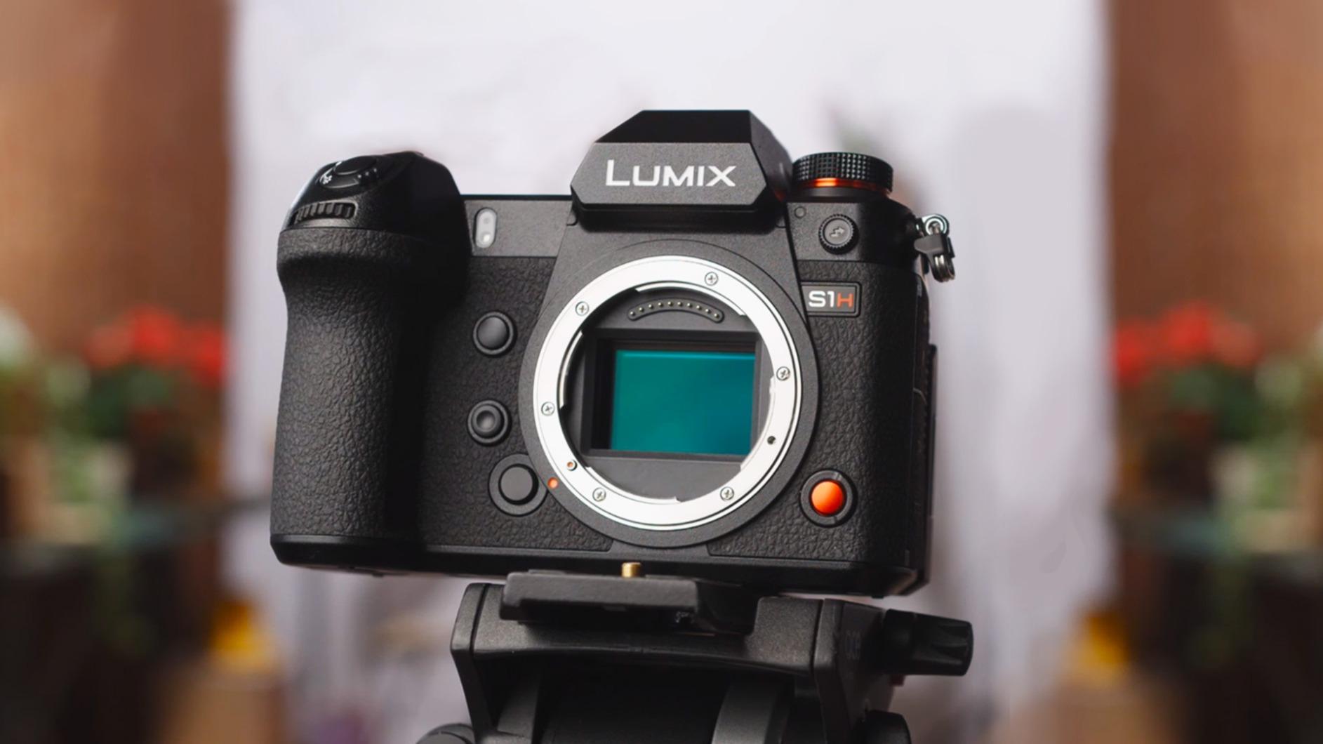 PANASONIC LUMIX S1H Digital Mirrorless Video Camera with 24.2 Full Frame Sensor, 6K/24p Video Recording Capability, V-Log/V-Gamut, and Multi-Aspect Recording customer photo 2