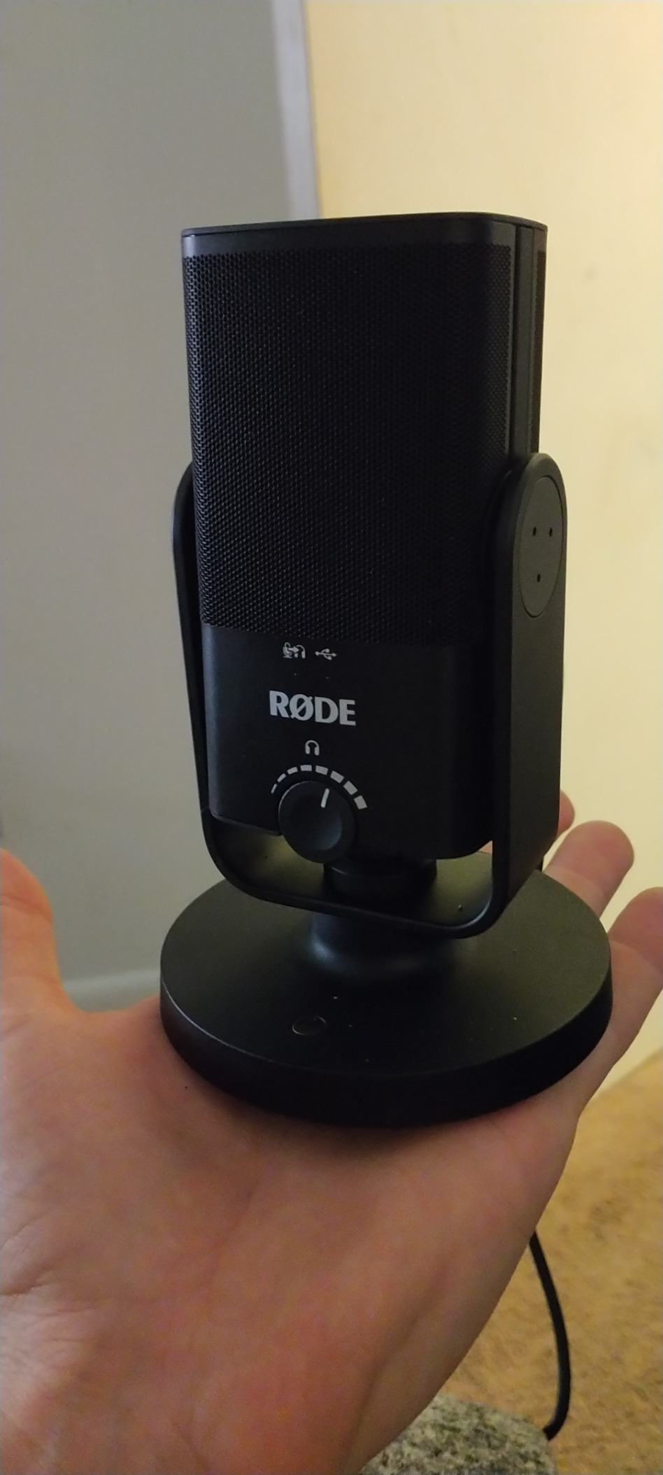 RØDE NT-USB Mini Studio-Quality USB Condenser Microphone | Free Software for Podcasting, Streaming, Gaming, Music Production, Vocal and Instrument Recording, Black customer photo 1