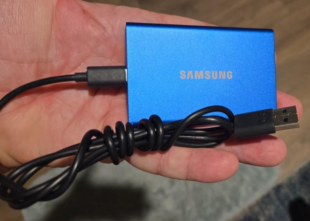 Samsung T7 Portable SSD 1TB Titan Gray, USB 3.2 Gen 2, Up to 1,050MB/s customer photo 1