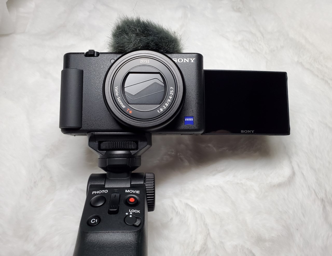 Sony ZV-1 Digital Camera for Content Creators, Vlogging and YouTube with Flip Screen, Built-in Microphone, 4K HDR Video, Touchscreen Display customer photo 2