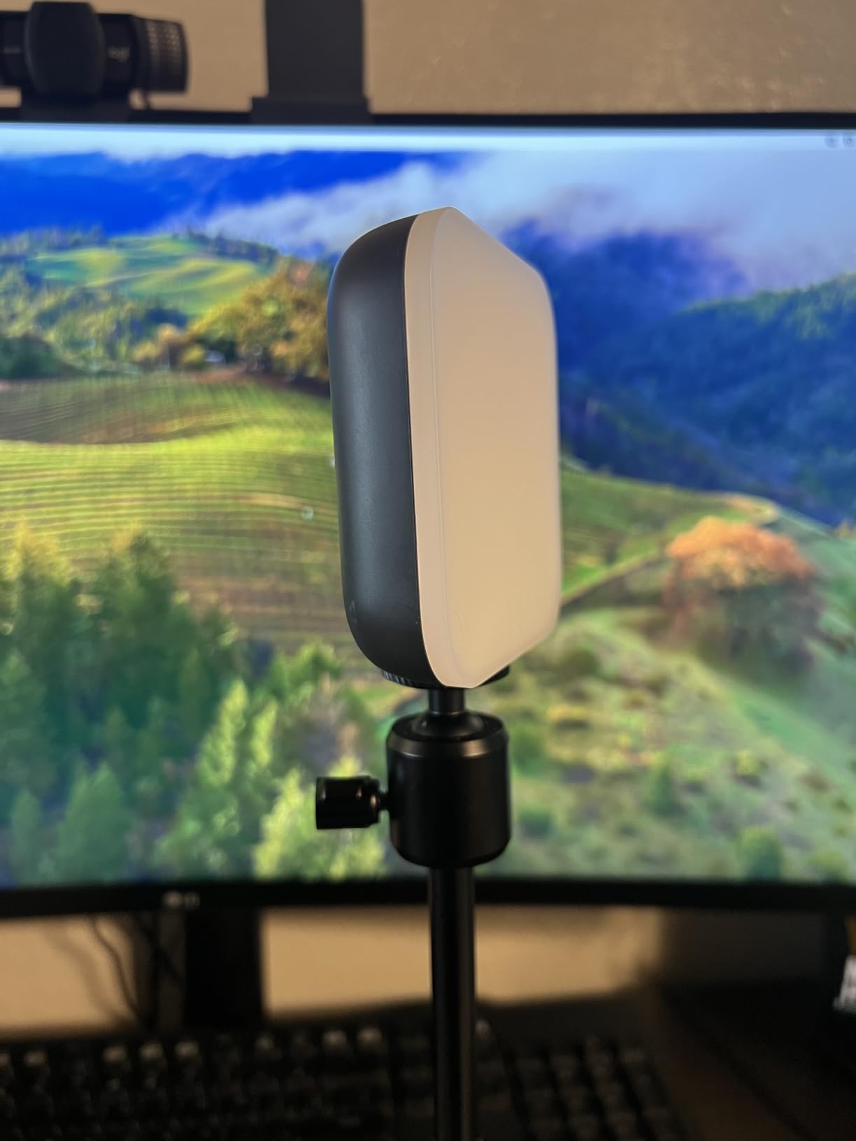 Logitech for Creators Litra Glow Premium LED Streaming Light - Graphite customer photo 1