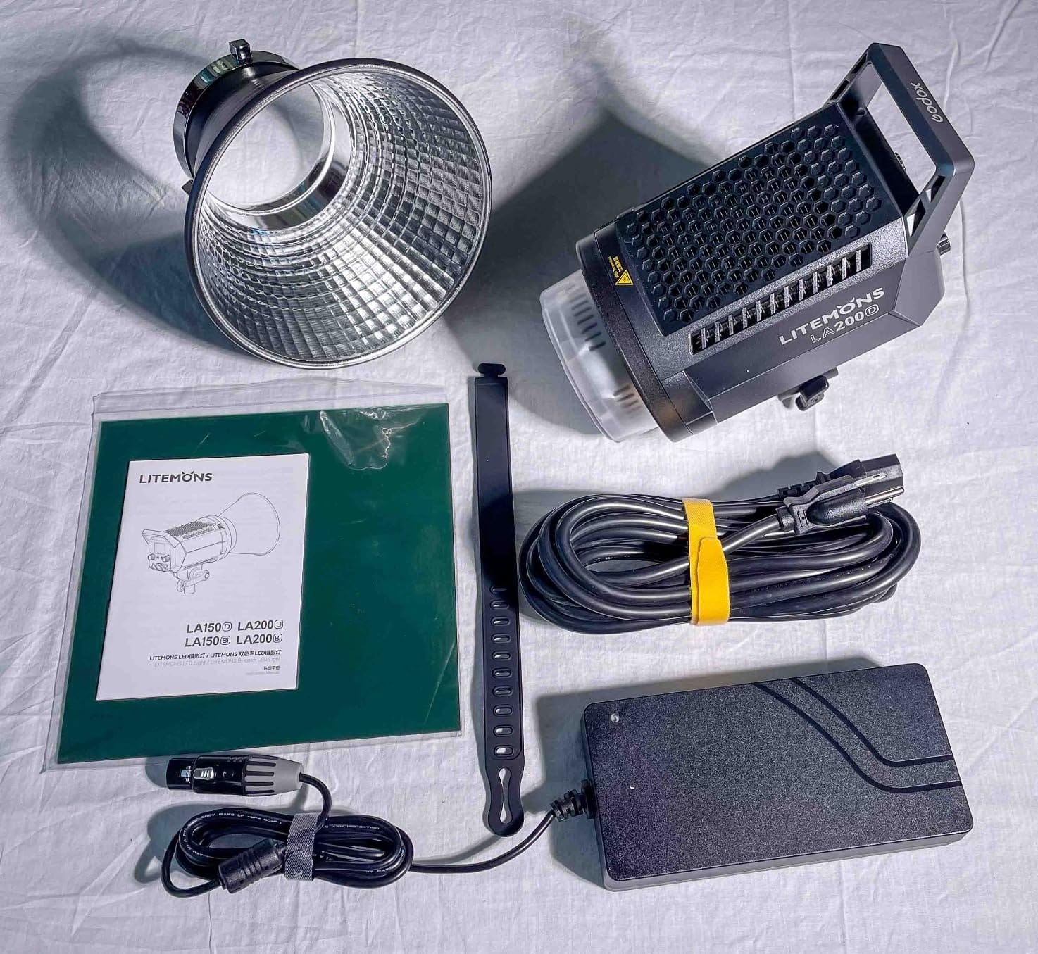 Godox LA200D 205W Daylight LED Video Light, 101,000 Lux@1M, 5600K, CRI 96+, Bowens Mount, 8 FX Effects, App Control - Bright LED Continuous Light in a Tiny Package for Filmmaking & Studio customer photo 2
