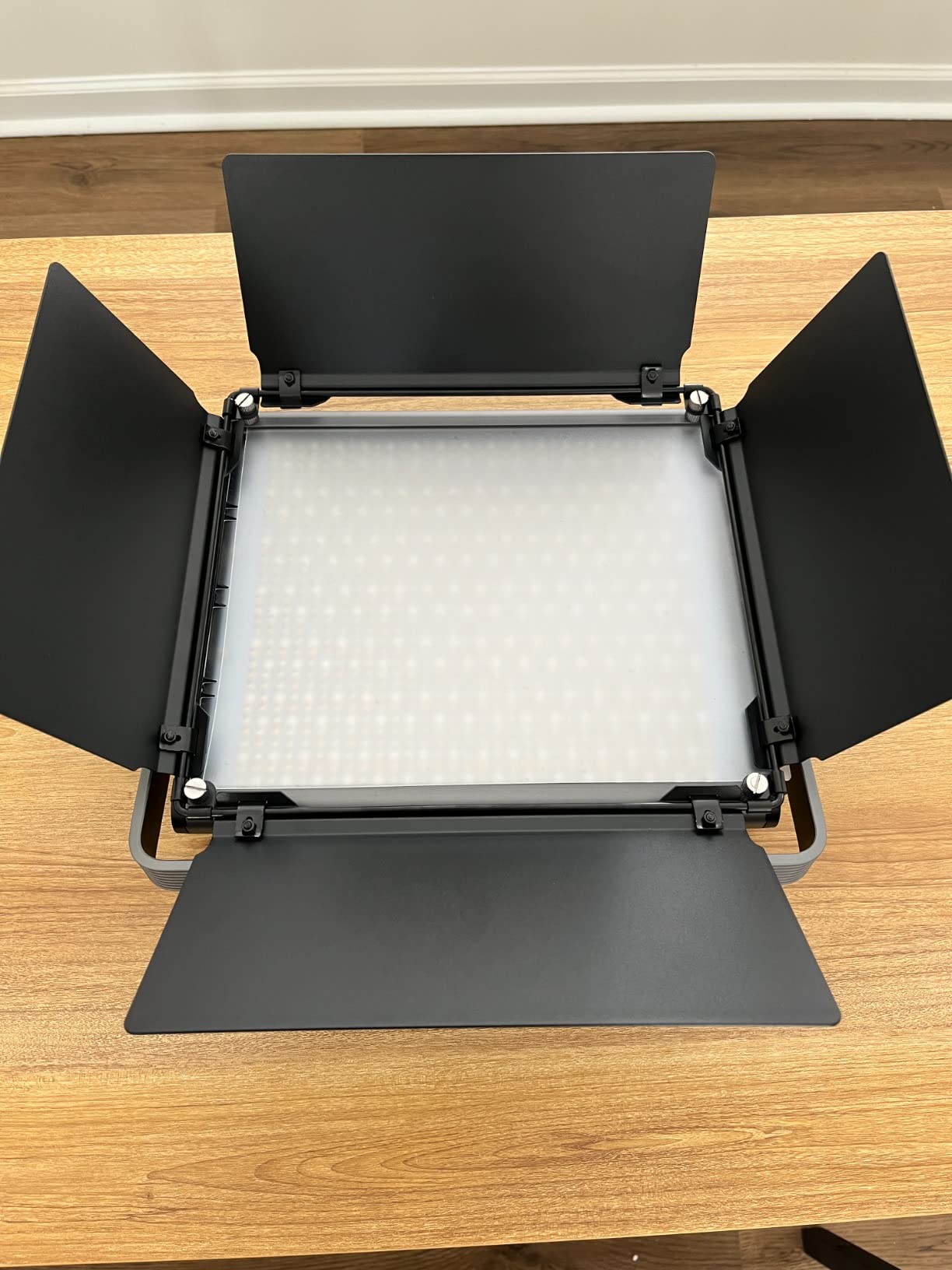 NEEWER RGB1200 RGB LED Video Light Panel with APP/2.4G Control, 60W Studio Photography Lighting 22000Lux@0.5m/1% Precise Min Dimming/360° Full Color/ CRI97+/TLCI98+/2500K-8500K/18 Effect with Barndoor customer photo 2