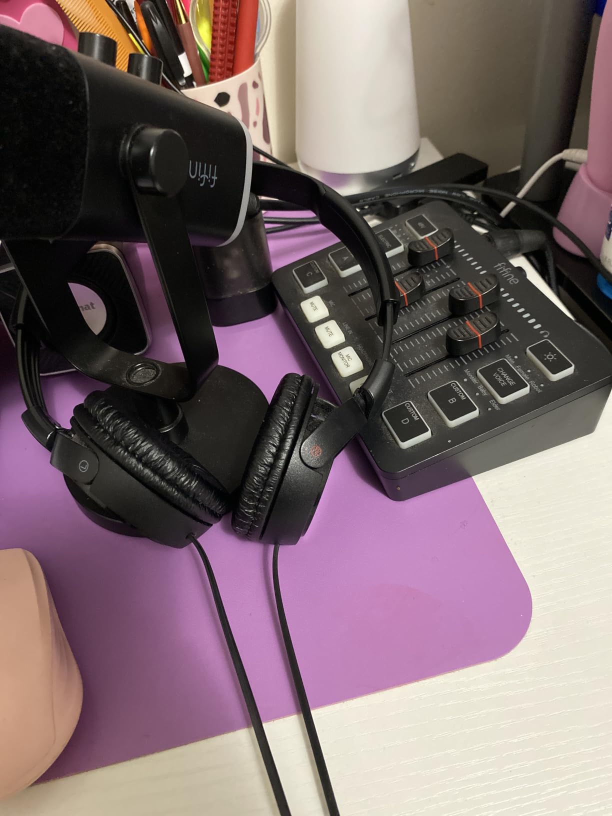 FIFINE AmpliGame AM8 USB/XLR Dynamic Microphone for Gaming Streaming | Podcast Mic with RGB Light, Mute Button, Headphones Jack, Desktop Stand, for Vocal Recording Singing YouTube customer photo 2