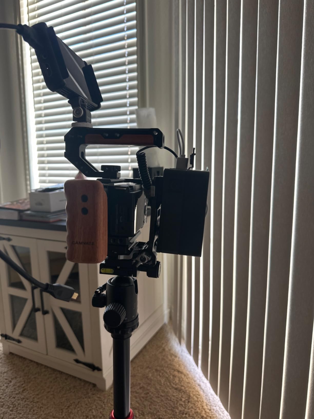 SMALLRIG Foldable V Mount Battery Plate, All-in One Mounting Solution | for Mirrorless/DSLR Cameras, with Modular Plate for Arca, Compact Camera Video Rig, for NEEWER V Mount Battery PS099E customer photo 1