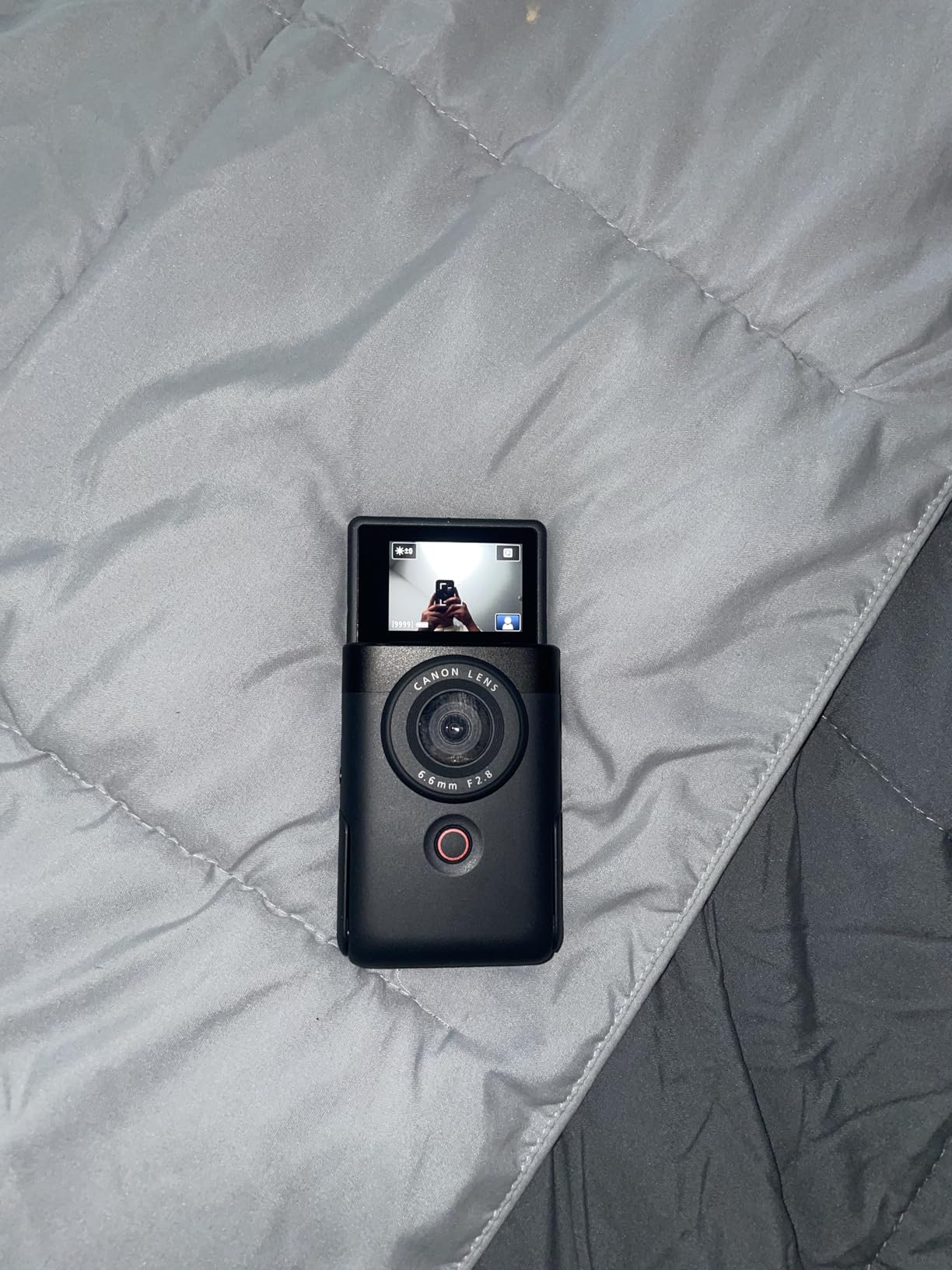 Canon PowerShot V10 Camera, Content Creator Compact Vlog Camera, Fixed 19mm Wide-Angle Lens, 4K Video, Face Detection, Built-in Microphone, Live Streaming, Vlogging, Built-in Stand, Silver customer photo 1