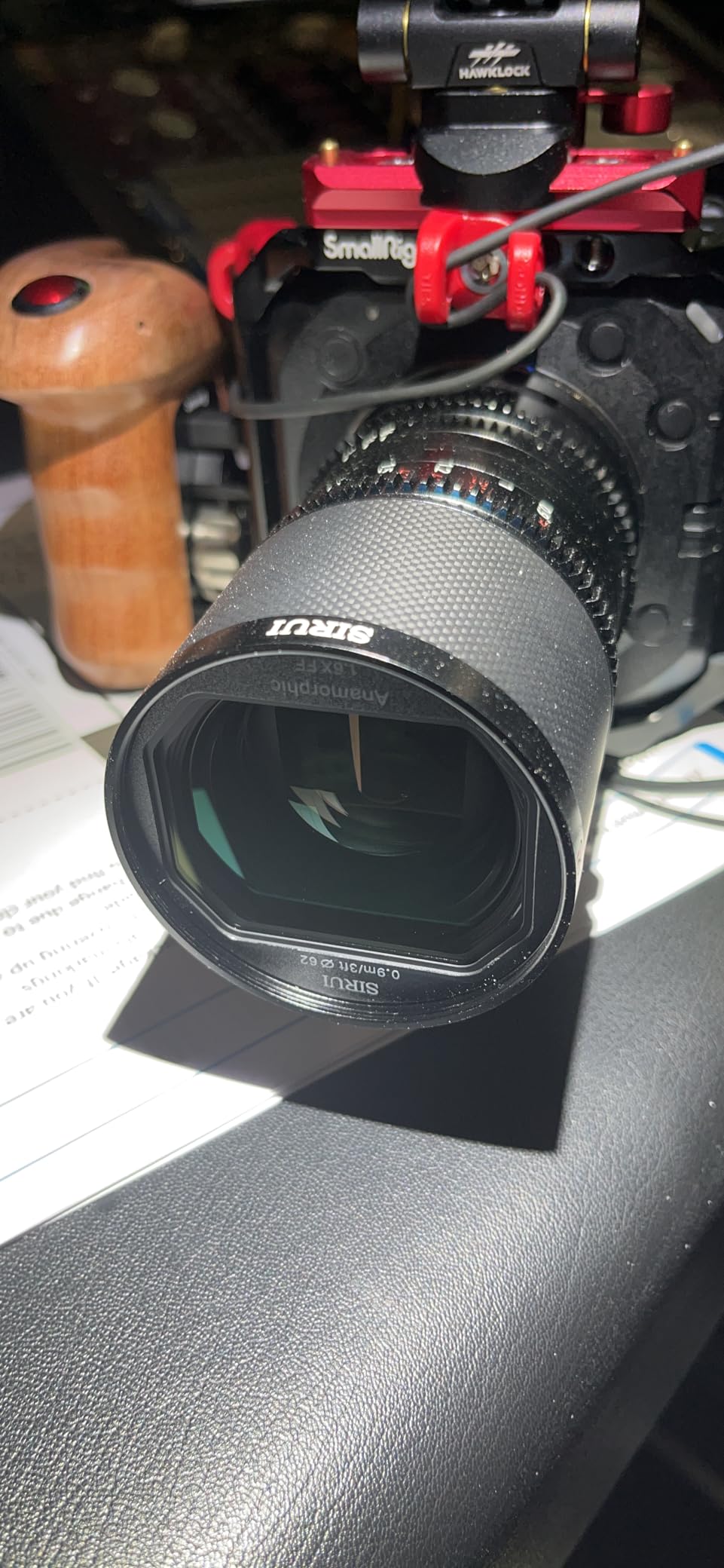 SIRUI Saturn 35mm T2.9 1.6X Full Frame Carbon Fiber Anamorphic Lens, Cine Lens for L Mount Cameras, 418g (Neutral Flare) customer photo 1