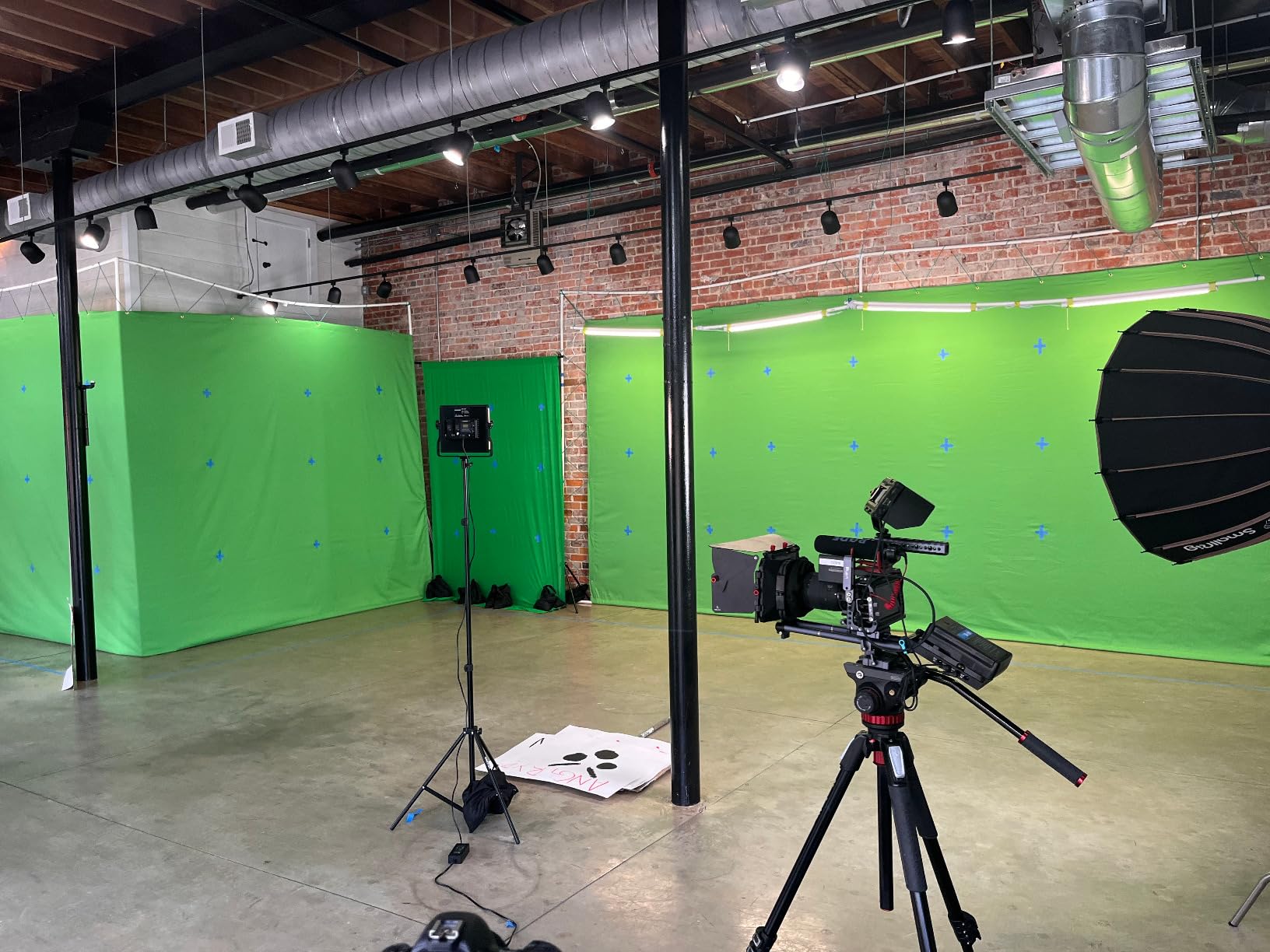 10X12ft Green Screen Backdrop for Photography, LCUIRC Chromakey Polyester Collapsible Greenscreen Background for Streaming, Photography, Zoom Meeting, Video Editing, Podcasting customer photo 1