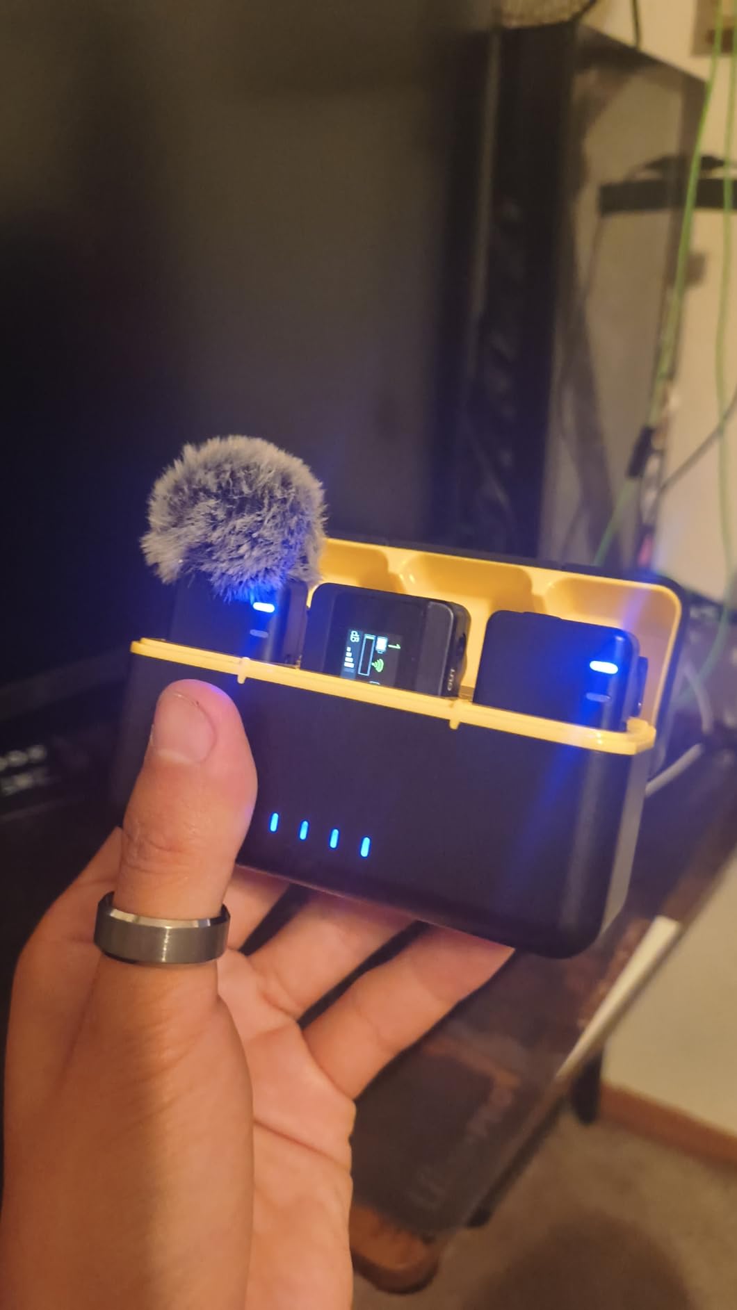 NEEWER CM28 Wireless Lavalier Microphone, Smart Noise Cancelling Lav Mic, 48KHz/16Bit 9hrs Uncompressed Recording, 200m Range, 4GB Storage for iPhone, Android, Camera, 1 RX + 2 TX + Charging Case customer photo 2
