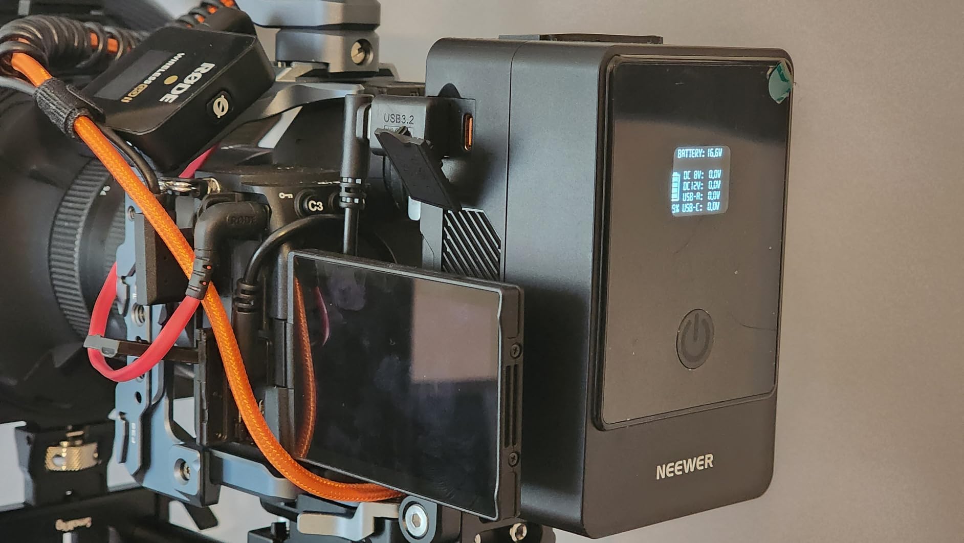 NEEWER Mini V Mount Battery, 6800mAh 99Wh 14.5V, Mini V Lock Battery with 65W PD Type C/D Tap/BP/USB A/Dual DC Port/OLED Display for Camera Camcorder Monitor Video Light, PS099E customer photo 2