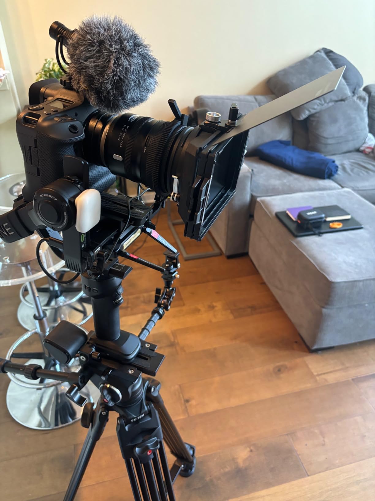 NEEWER Mini Matte Box with Two 4x5.65 Filter Trays, 4 Circular Lens Adapters, Carbon Fiber Top Flag (PG002) customer photo 1
