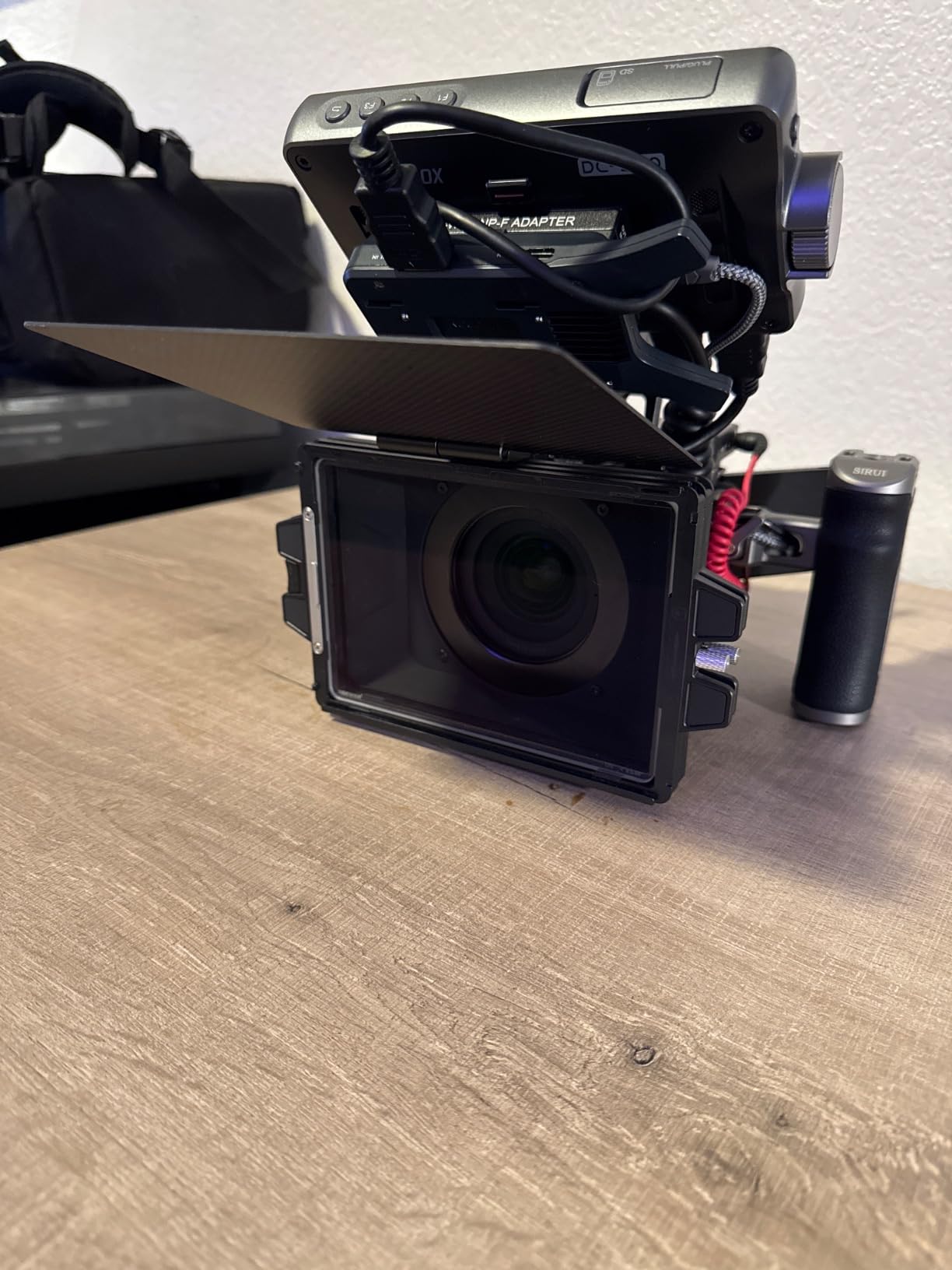 NEEWER Mini Matte Box with Two 4x5.65 Filter Trays, 4 Circular Lens Adapters, Carbon Fiber Top Flag (PG002) customer photo 2