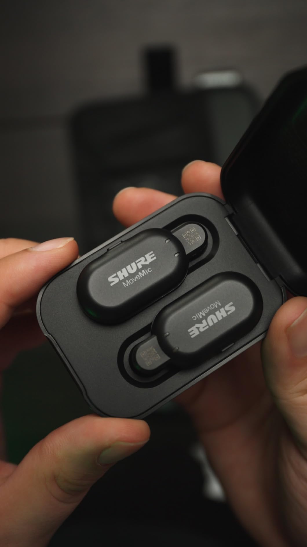 Shure MoveMic Two Kit, Pro Wireless Lavalier Microphones with Camera Receiver for DSLR, iPhone, Android, Mac, PC, 24-Hour Charge (MV-Two-KIT-Z7) | Includes 2 Clip-on Lavs, Charging Case and Camera Receiver, 8 Hr per Mic Plus Two Charges, IPX4, Bluetooth 5.0 customer photo 2