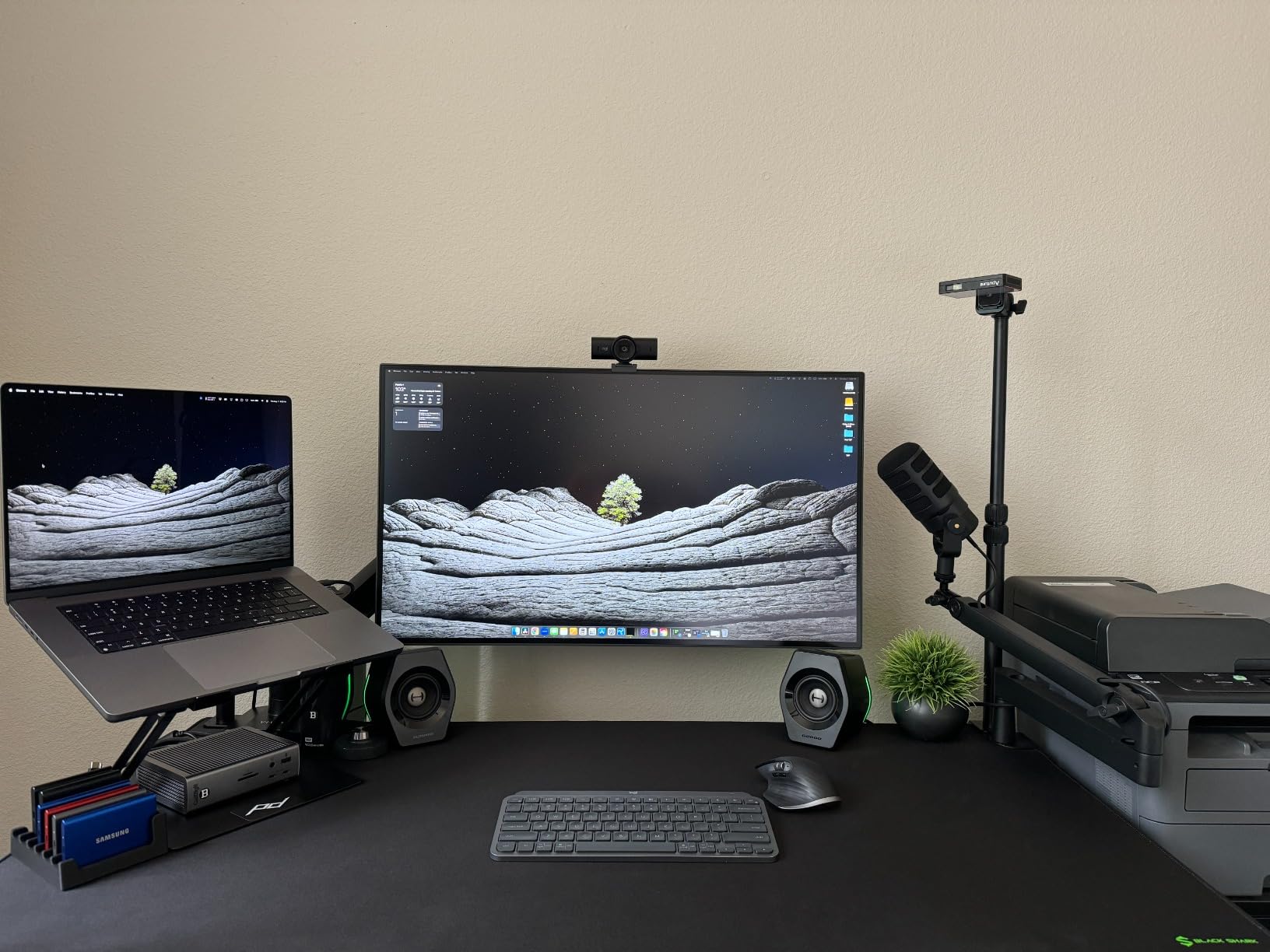 BenQ PD3225U 32 Inch 4K IPS Black UHD Thunderbolt Monitor for MacBook, AQCOLOR, 98% P3, 100% sRGB & Rec.709, DeltaE ≤2, Uniformity, Factory Calibration, USB-C 85W, USB Hub, Daisy Chain, KVM Switch | 98% P3, 100% sRGB & Rec.709, DeltaE ≤2, Factory Calibration, USB-C 85W, USB Hub, Daisy Chain, KVM Switch, Height Adjustable customer photo 1