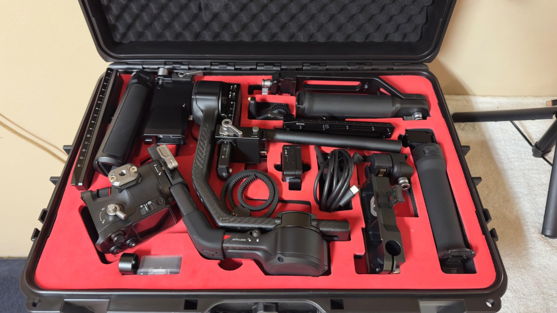 DJI RS 4 Pro Combo, 3-Axis Gimbal Stabilizer for DSLR & Cinema Cameras, Native Vertical Shooting, 4.5kg/10lbs Payload, Image Transmitter & Focus Pro Motor, Condenser Shotgun Microphone customer photo 1