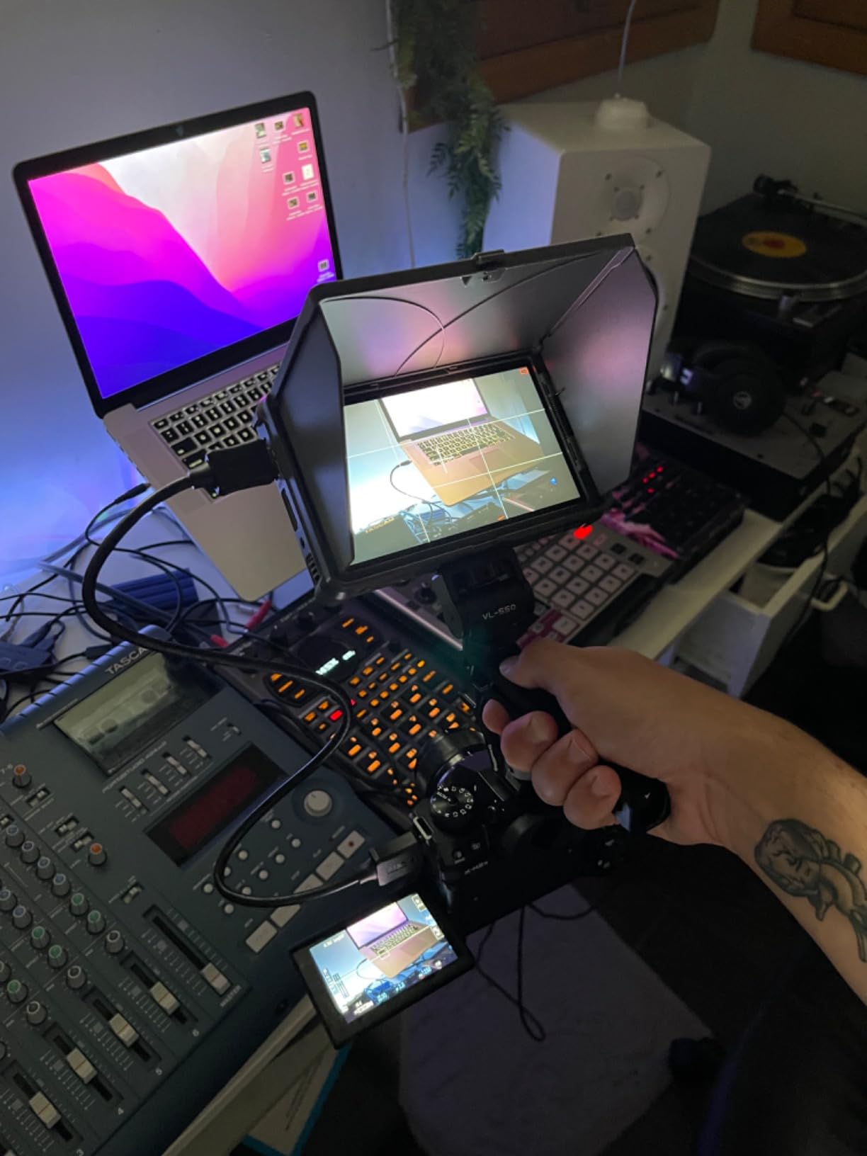 VILTROX DC-X2 6'' Touchscreen Full HD IPS Camera Monitor, 2000 nits 4K HDMI in/Out Video Field Monitor Kit with Sunshade Hood, 3D LUT, Waveform, Histogram & Vectorscope Tools customer photo 2