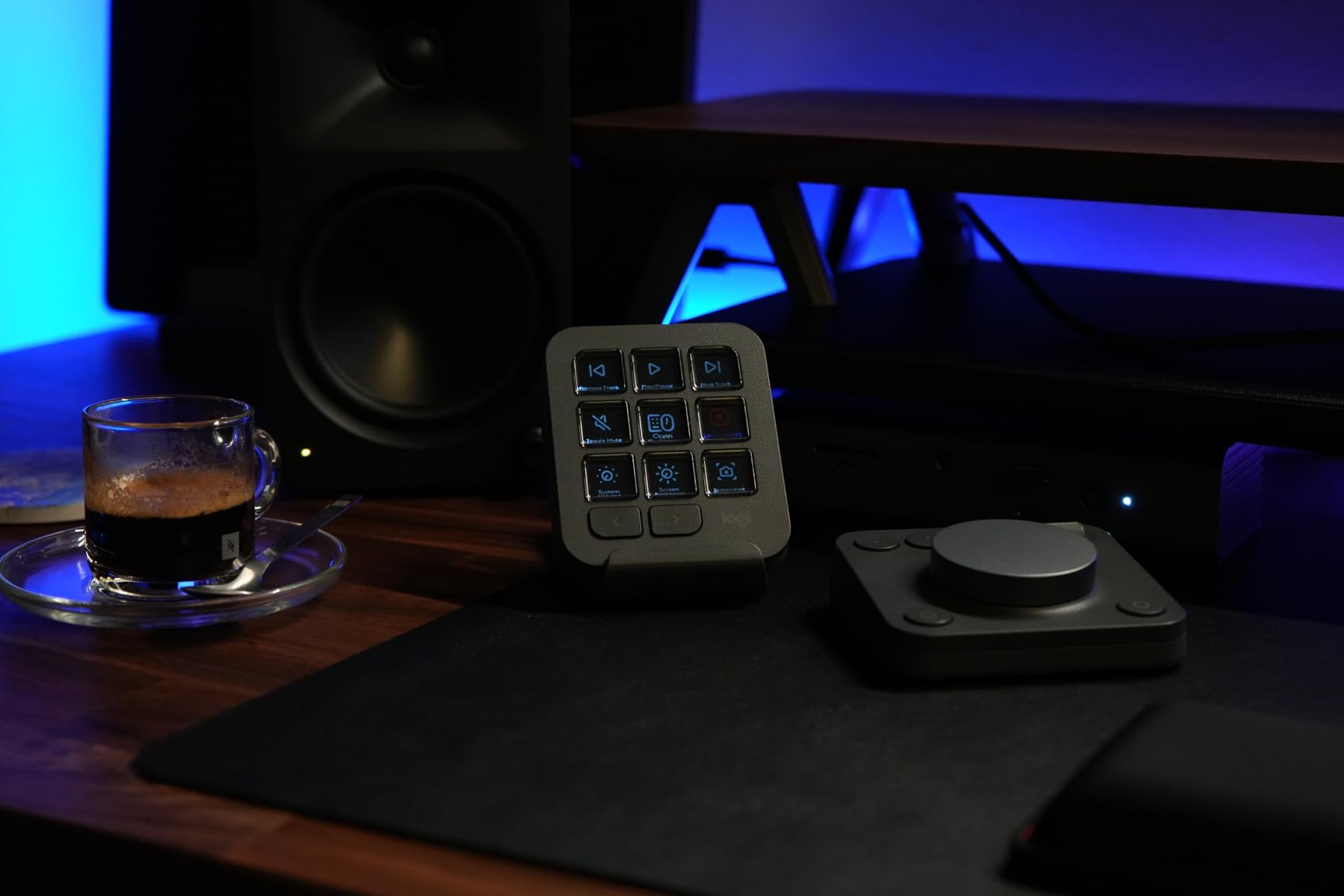 Logitech MX Creative Console, 9 Customizable LCD Keys, Stream Deck Accessories, Control Dial for Graphic Design, Adobe, Zoom, Spotify - Pale Grey, 3-Month Adobe Creative Cloud Membership customer photo 2