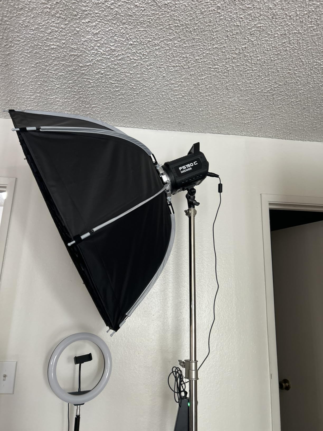 Neewer FS300C 300W RGB LED Video Light with App/2.4G Control | 17 Effects, 2500K-7500K, 29000Lux/1m COB Continuous Output Lighting, CRI95+/TLCI97+, Bowens Mount Spotlight for Studio Shoots customer photo 2