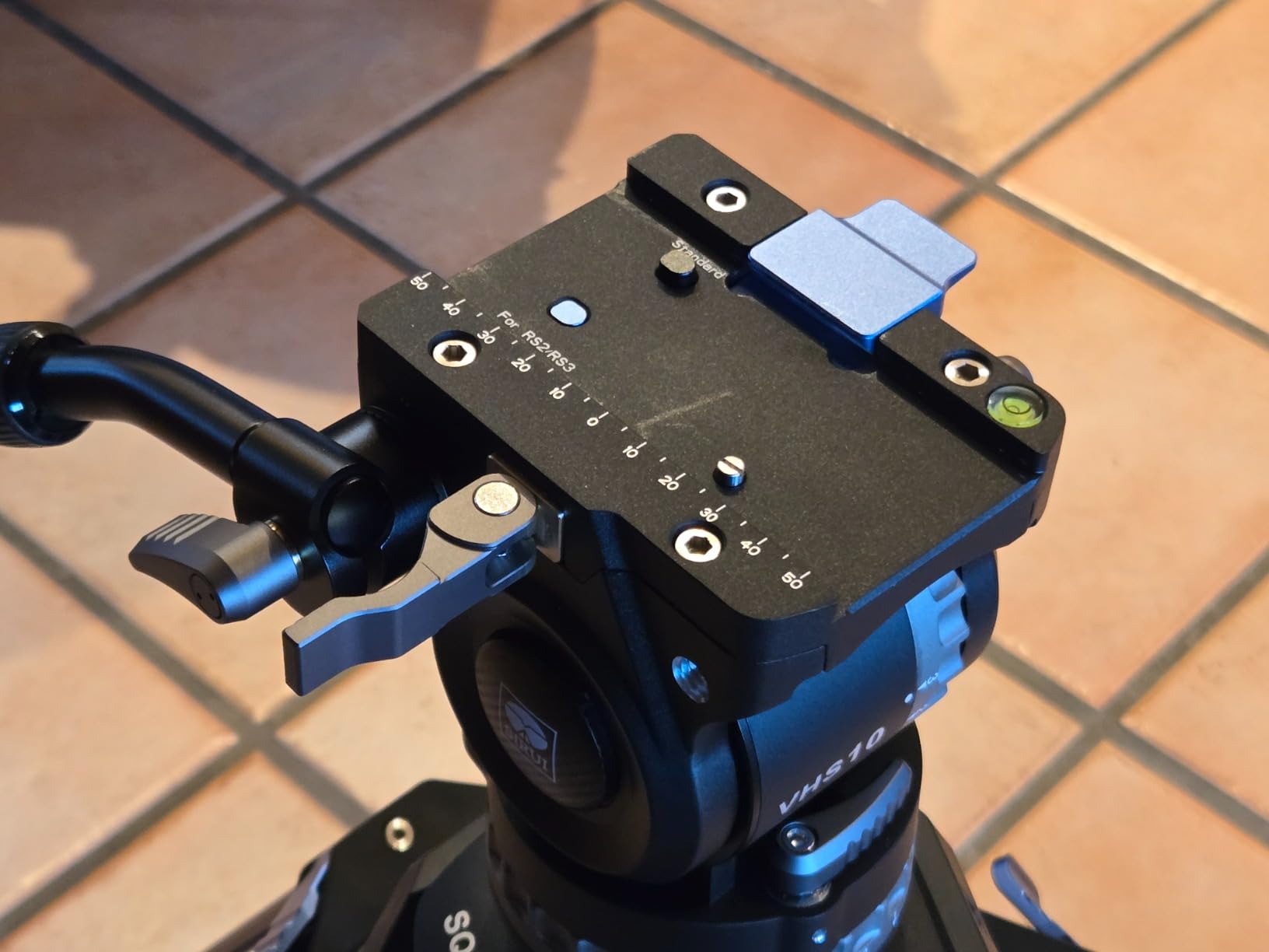 SIRUI 73''/185cm Carbon Fiber Heavy Duty Video Tripod, One-Step QR Lock | Max. Load 15kg/33lb, One-Step Quick Release Plate System, 360° Panning and -60° to +90° Tilting, AVT-12 customer photo 1