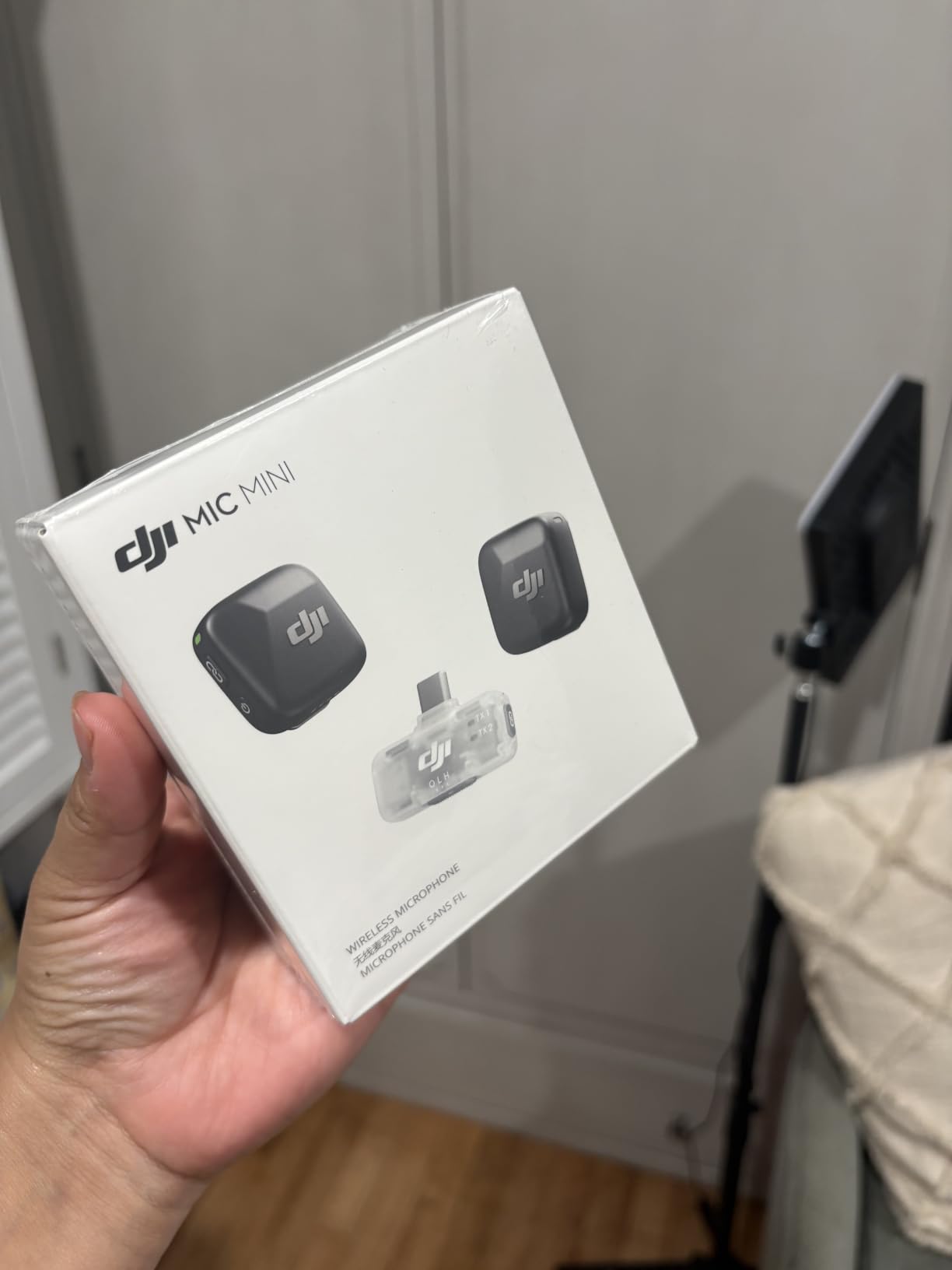 DJI Mic Mini (2 TX + 1 Mobile RX), Ultralight, Active Noise Cancelling | Wireless Lavalier Microphone for iPhone 17/16/15 & Android/PC/Tablet, Plug-and-Play, 300m Transmission, Youtube, Vlog customer photo 2
