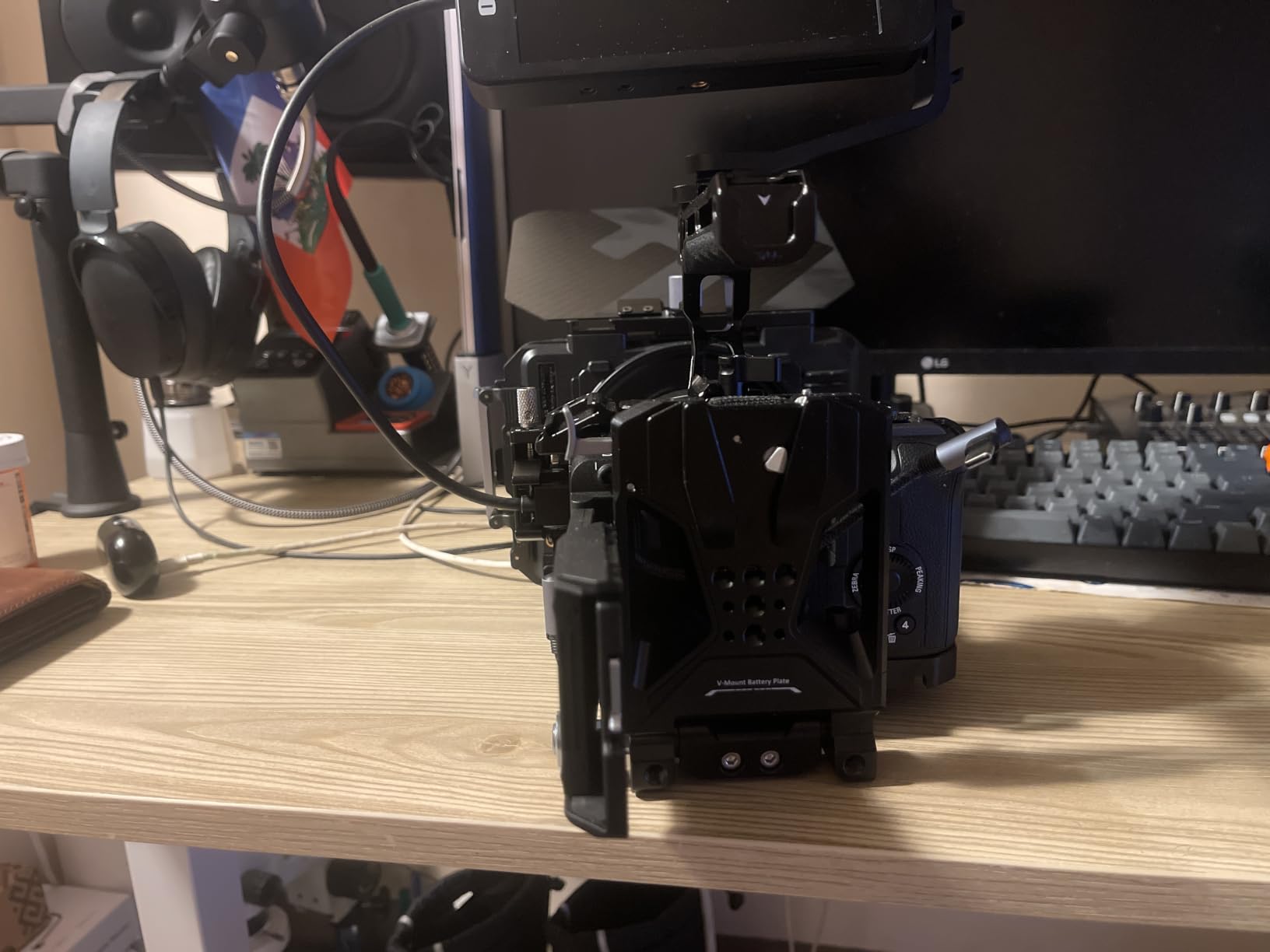 SmallRig Cage Kit for Sony FX3 / FX30 with Cage, V-Mount Battery Mount Plate, LCD Screen Protector, Top Handle, Cable Clamp for HDMI, NATO Rail - 5823 customer photo 1