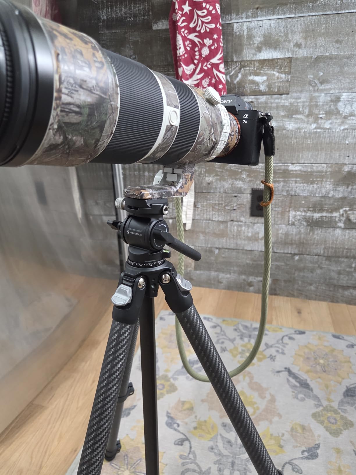 SmallRig Portable Travel Video Tripod, Carbon Fiber Compact Tripod for Outdoor Photography, 5kg Load, Fluid Head with 360° Pan and -70° to 90° Tilt, 180° Reversible Center Column customer photo 2