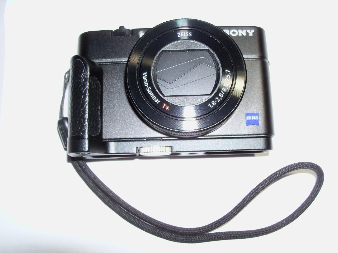Sony RX100 III 20.1 MP Premium Compact Digital Camera w/1-inch Sensor and 24-70mm F1.8-2.8 ZEISS Zoom Lens (DSCRX100M3/B), 6in l x 4.65in w x 2.93in h, Black customer photo 2