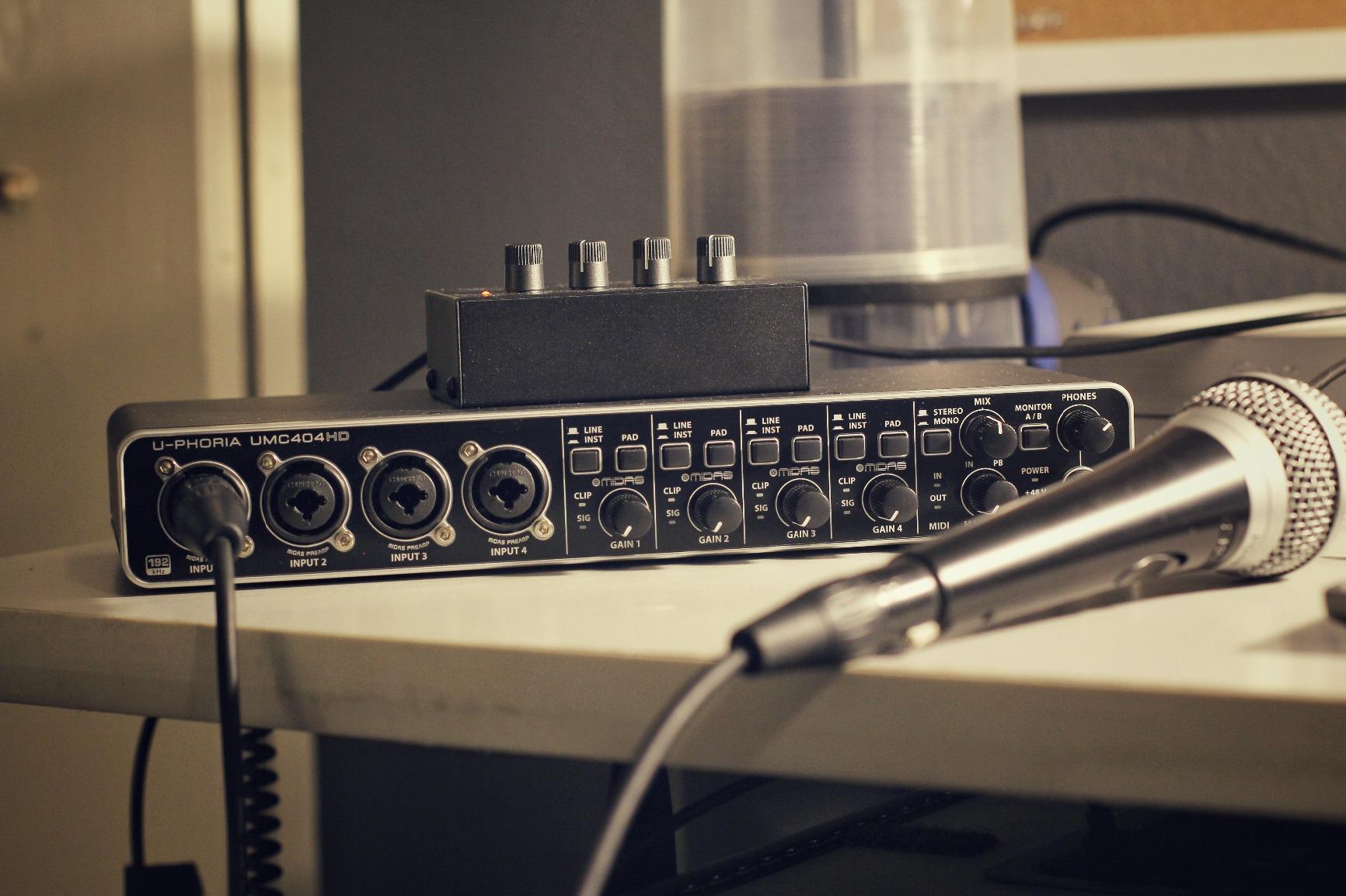 Behringer U-PHORIA UMC404HD Audiophile 4x4, 24-Bit/192 kHz USB Audio/MIDI Interface with Midas Mic Preamplifiers customer photo 1