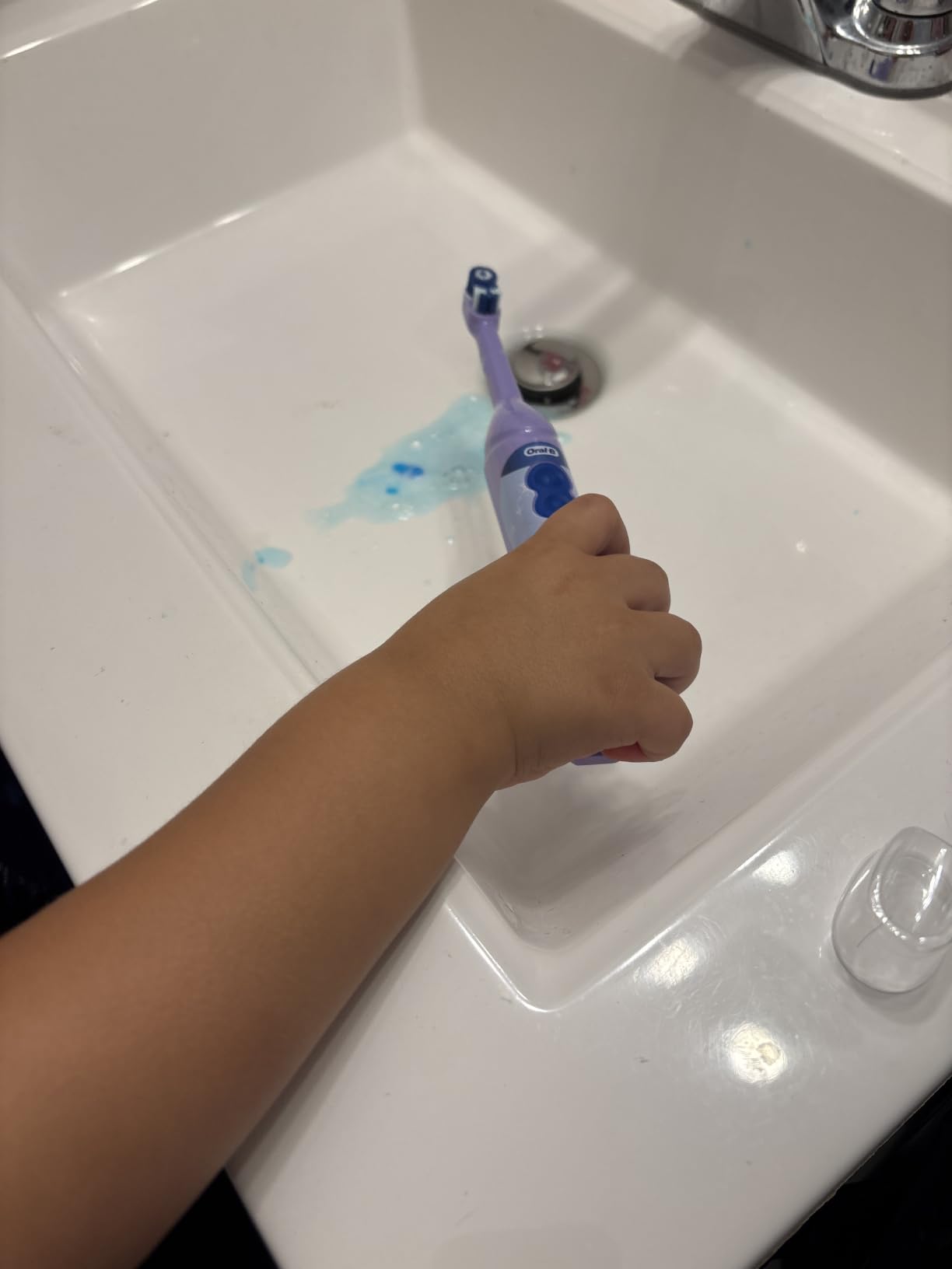 Oral-B Kids Battery Power Electric Toothbrush Featuring Disney's Frozen for Children and Toddlers age 3+, Soft (Characters May Vary) customer photo 2