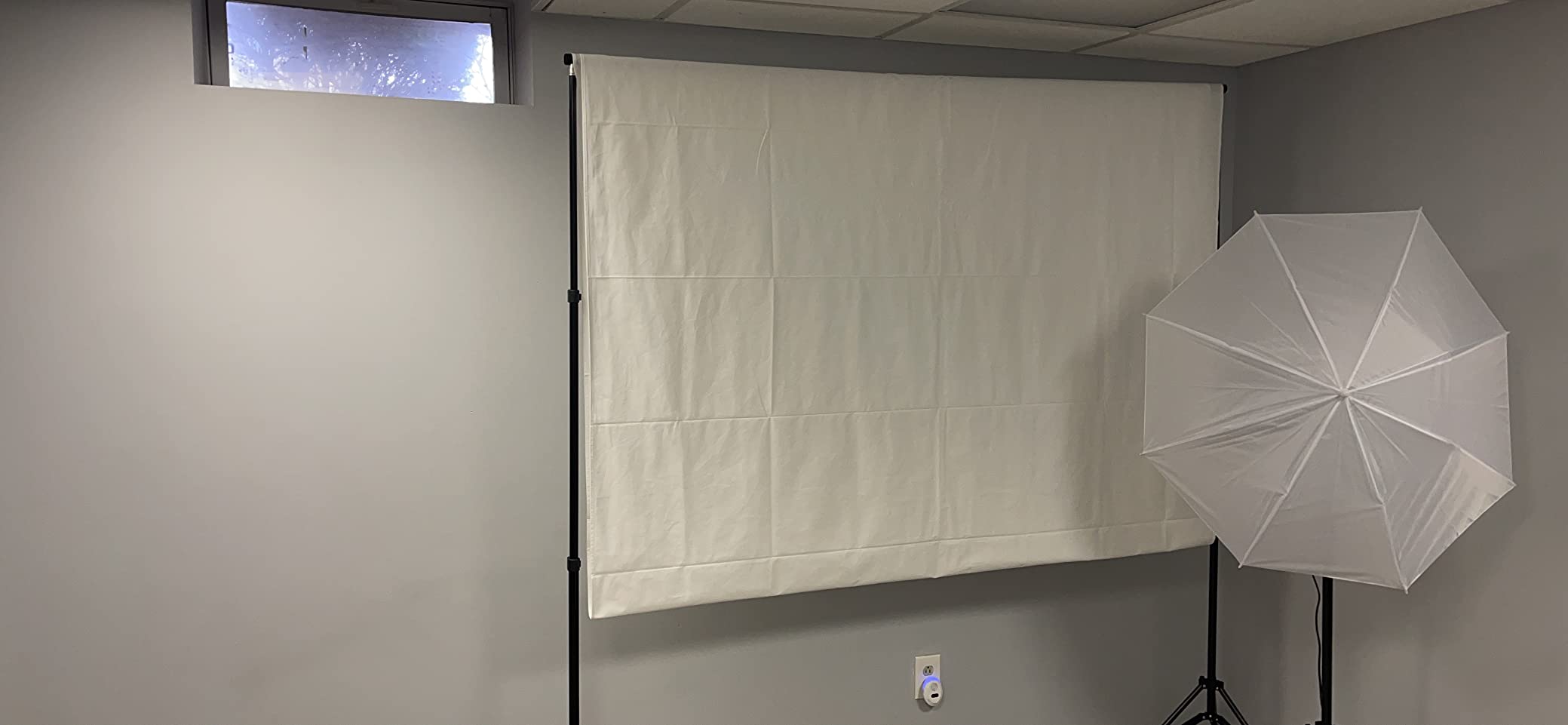 SLOW DOLPHIN 10 x 8.5 ft Photography Photo Video Studio Background Stand Support Kit with Muslin Backdrop (White Black), 5500K 85W LED Blub, Umbrella Lighting Kit for Studio, Portrait, Video Shooting customer photo 2