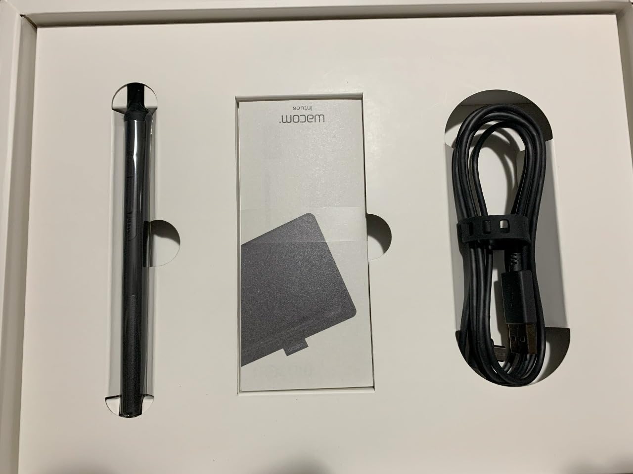 Wacom Intuos Medium, Bluetooth Graphic Drawing Tablet with Pen + Software | Battery-free pen, 4 ExpressKeys for shortcuts, works with Mac, Windows & Chromebook; Ideal for creators, students & teachers customer photo 1