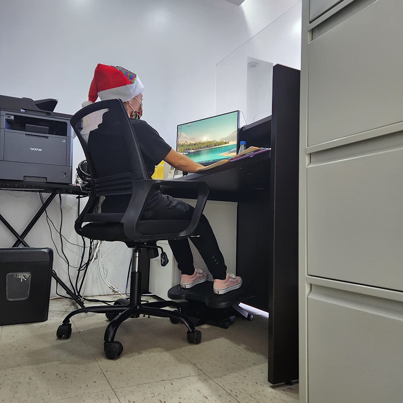 Mount-It! Foot Rest Under Desk with Massage Rollers & Foot Pedal Height customer photo 2