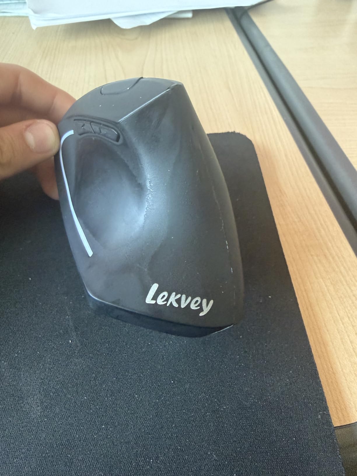 Lekvey Ergonomic Mouse, Rechargeable Vertical Wireless Mouse, Comfort Grip customer photo 2