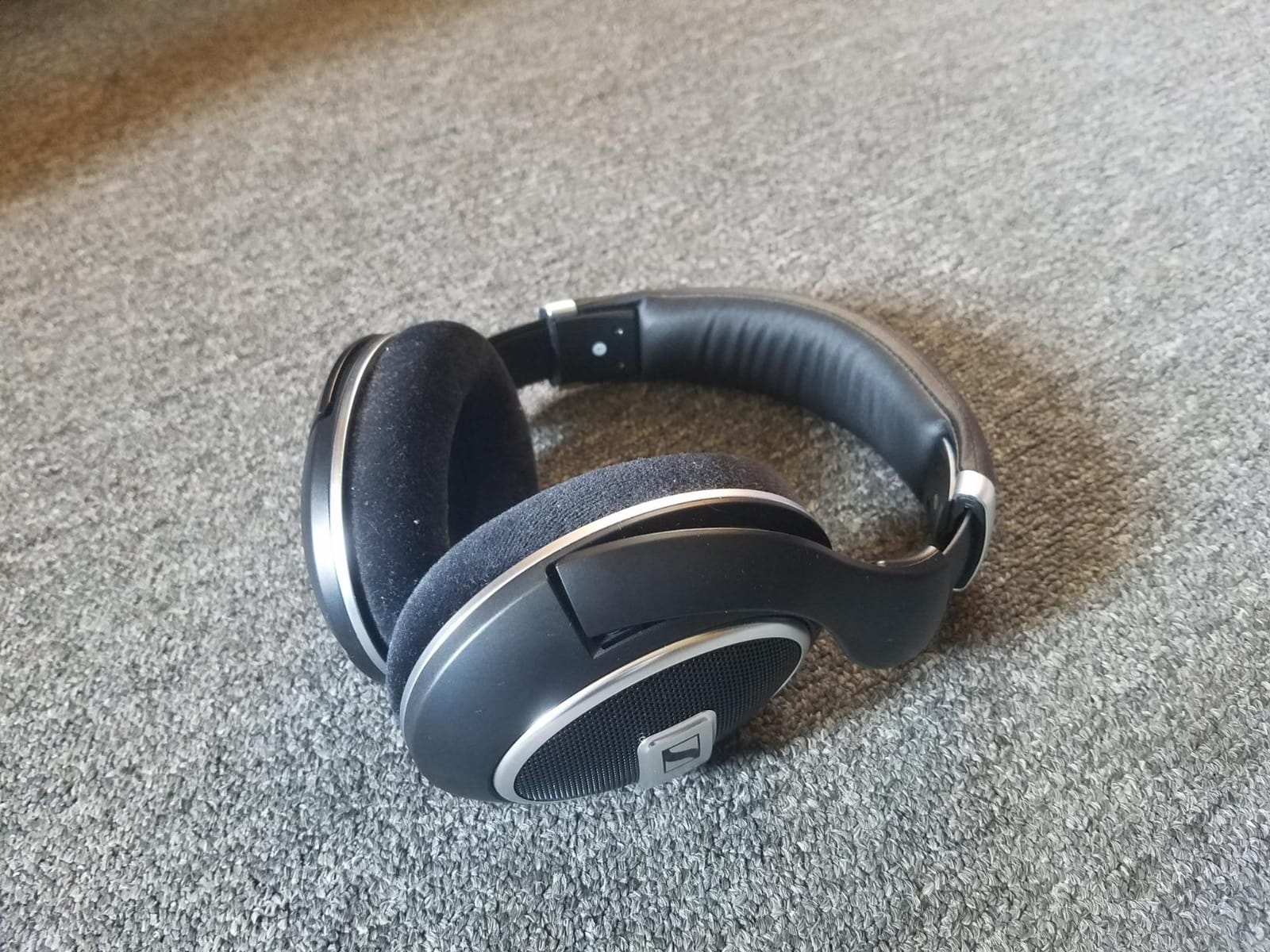 Sennheiser HD 599 SE Open-Back Wired Audiophile Headphones, Black customer photo 1