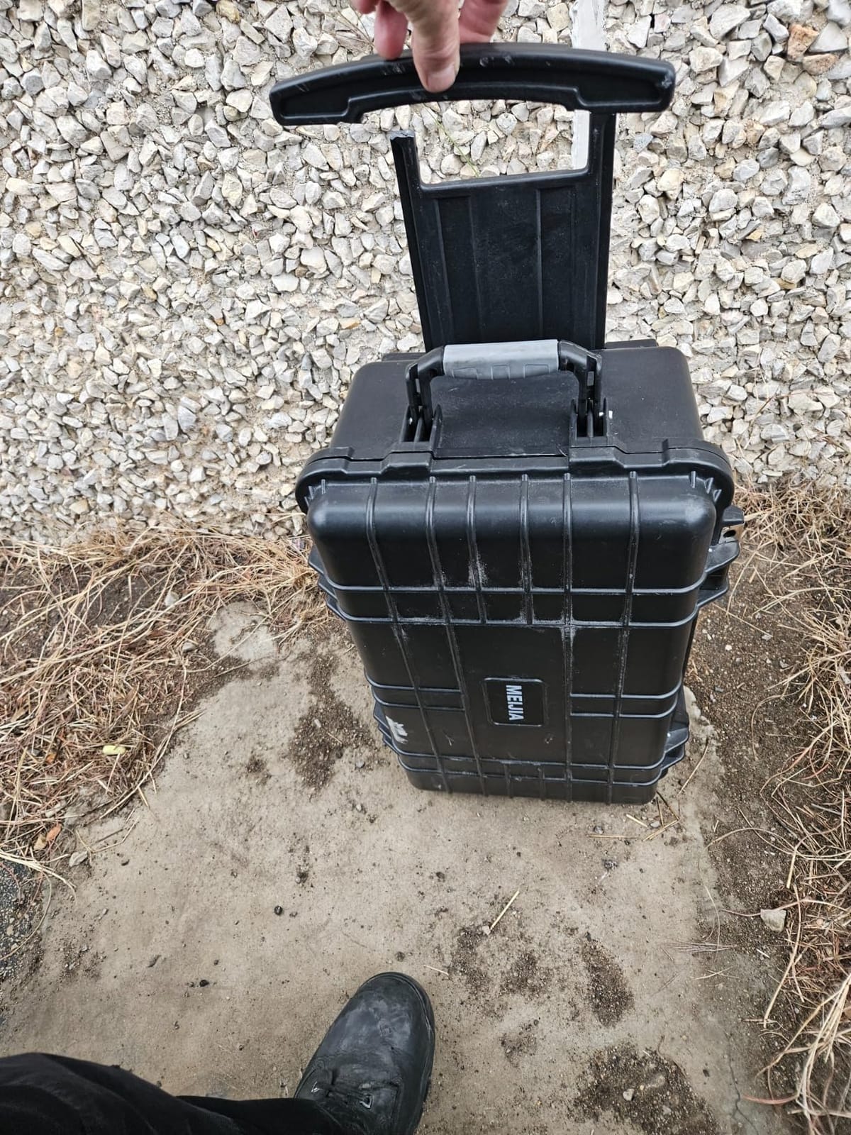 MEIJIA All Weather Rolling Waterproof Protective Case, Hard Camera Case,Dry Case with Retractable Pull Handle and Wheels,Foam Inserted, Elegant Black,22 x13.81x9inches customer photo 2
