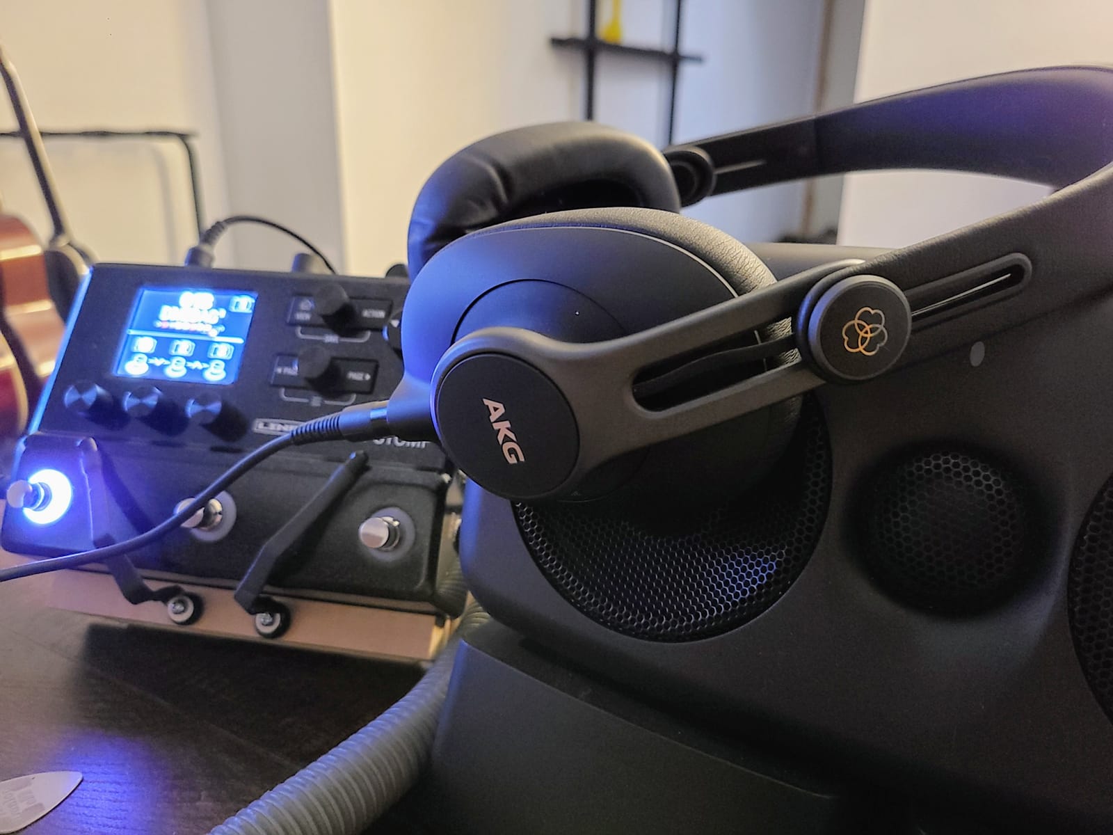 AKG Pro Audio K371 Wired Over-Ear, Closed-Back, Foldable Professional Recording Studio Headphones, Studio Monitor Mixing, Podcast, DJ Stereo Headsets, Black customer photo 1