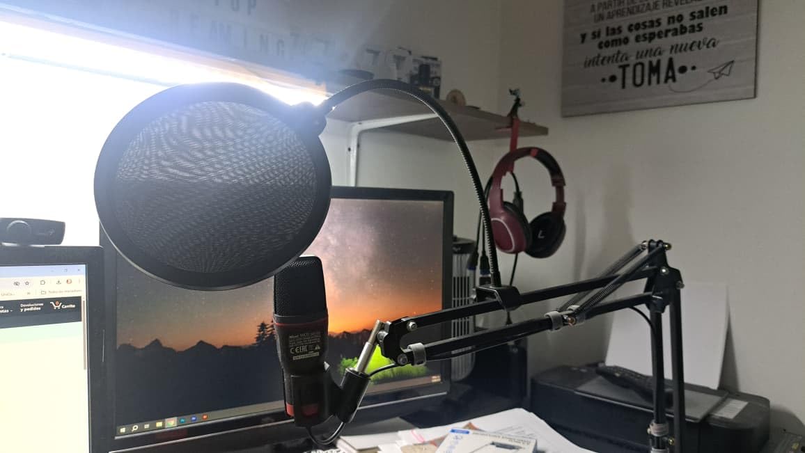 InnoGear Microphone Stand Mic Boom Arm for Blue Yeti HyperX QuadCast S SoloCast Snowball Fifine K669B and other Mic, with Shock Mount Windscreen Pop Filter Mic Clip Holder Cable Ties, Medium customer photo 1