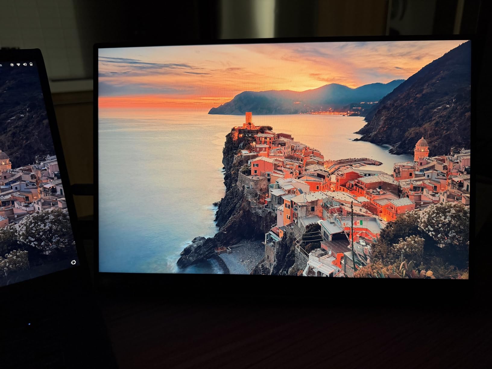 cocopar Portable Monitor 15.6 Inch 1080P FHD 60Hz 85% sRGB Travel Monitor with Speaker HDMI USB-C Second Screen for Laptop MacBook Surface PC Xbox PS4/5, VESA Mountable, with Cover Stand customer photo 2