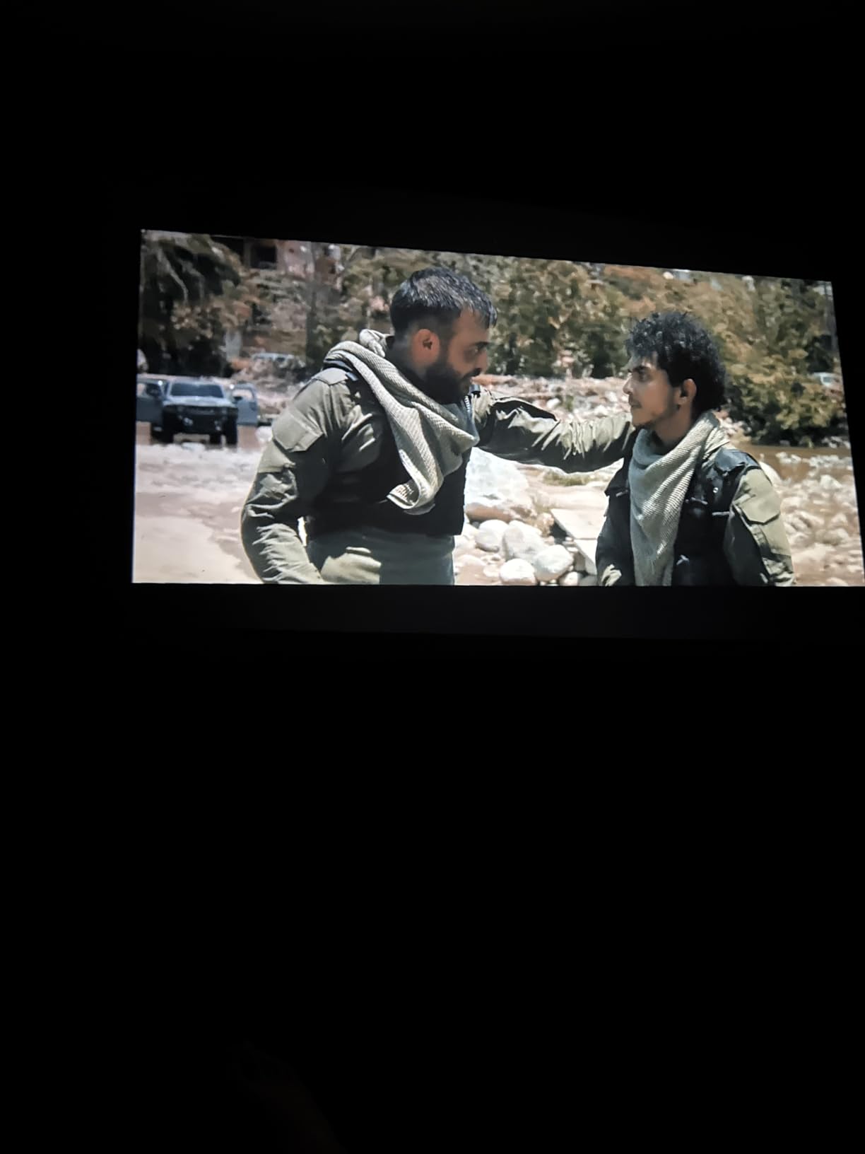 VIVOHOME 100 Inch 16:9 Pull Down Projector Screen, Black customer photo 1