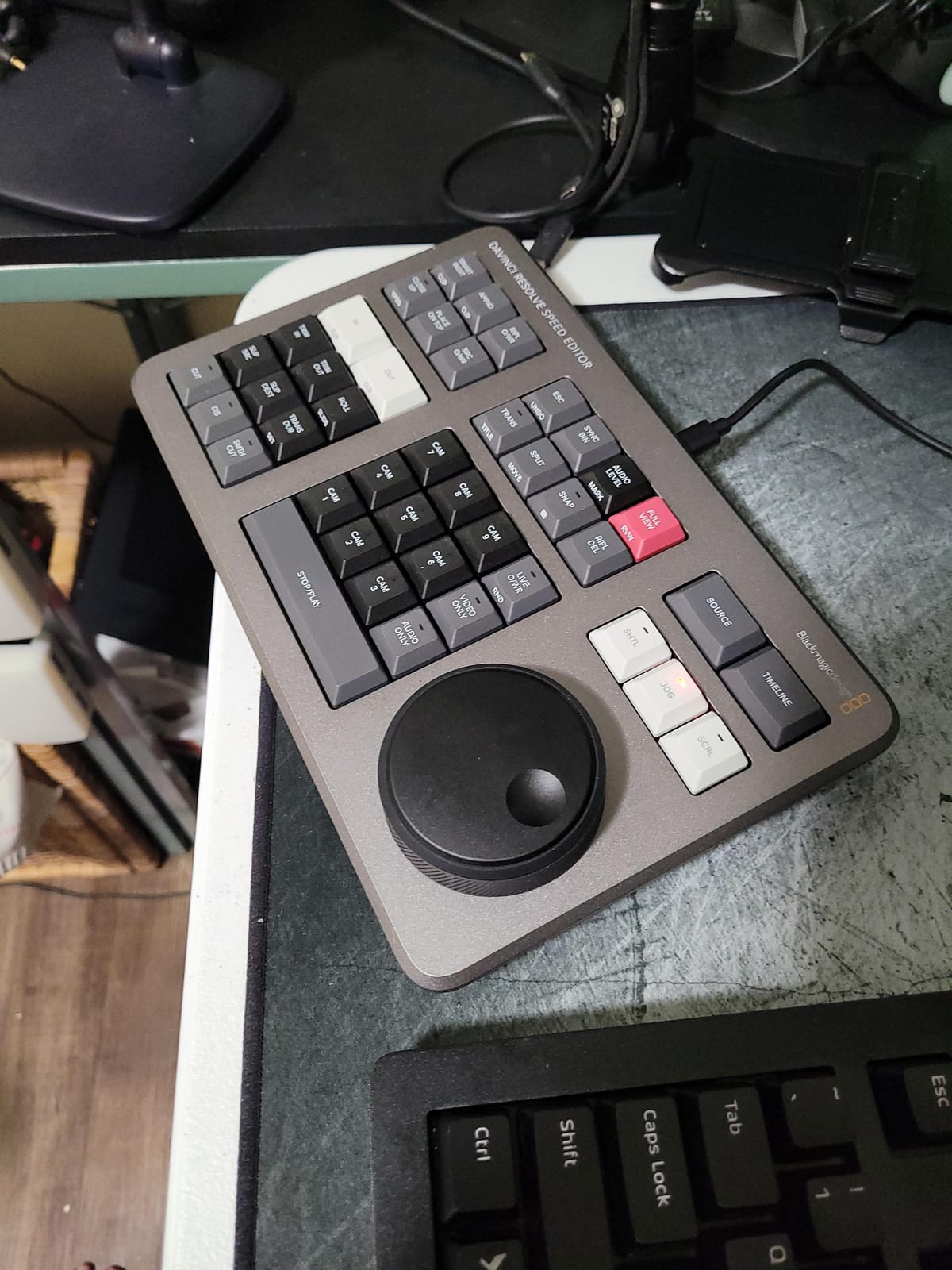 BLACKMAGIC Design Davinci Resolve Speed Editor (DV/RES/BBPNLMLEKA) Editor Only customer photo 2