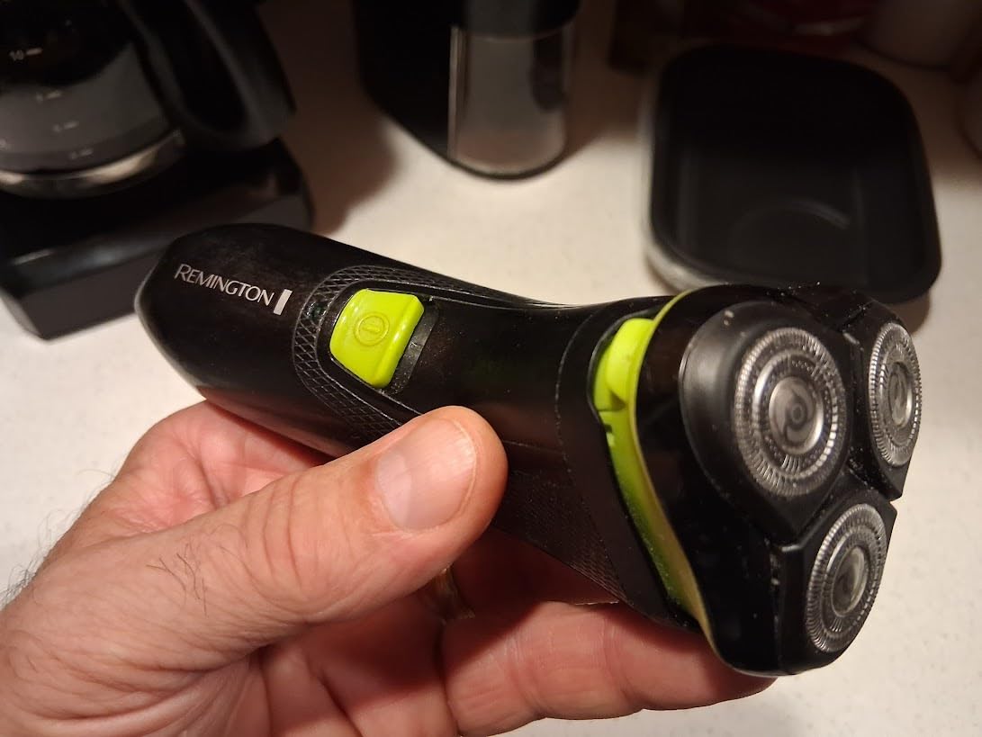 Remington Ultrastyle Rechargeable Rotary Shaver, Black and Neon Green customer photo 1