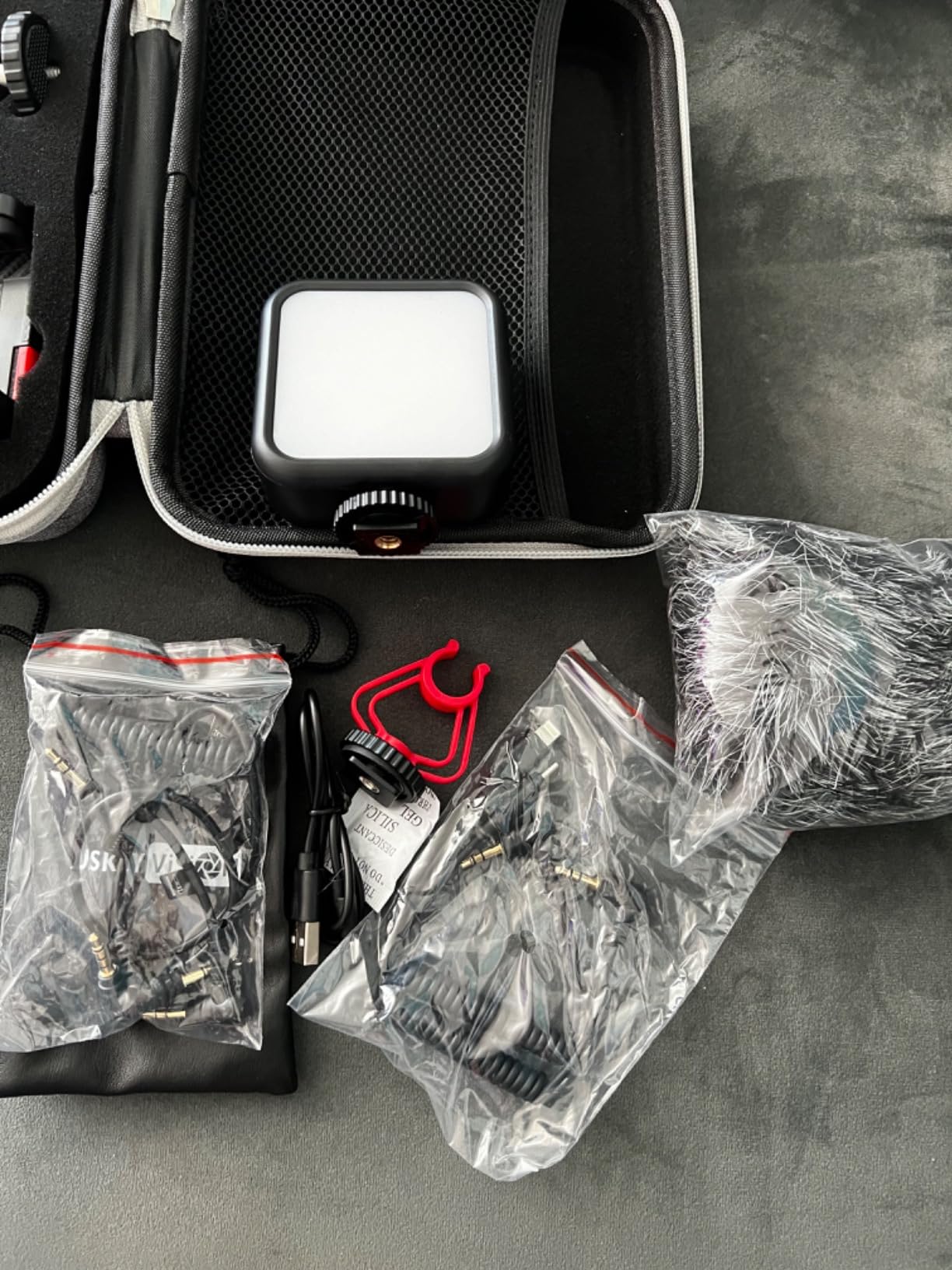 USKEYVISION Vlogging Kit for iPhone w/Mic,Light & Auto-Switch Clip Vlog K2 customer photo 2