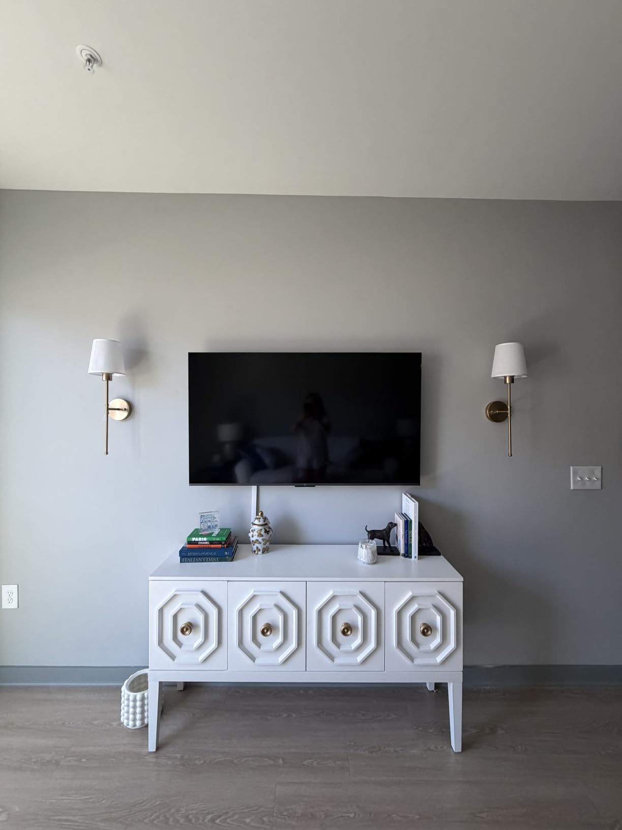 No Stud TV Wall Mount, Drywall Studless TV Hanger No Damage, No Drill, Non Screws, Dry Wall Flat Screen TVs Easy Install Bar Bracket fits VESA 12-55 inch TVs up to 99 lbs, Include Hardware Levels customer photo 1