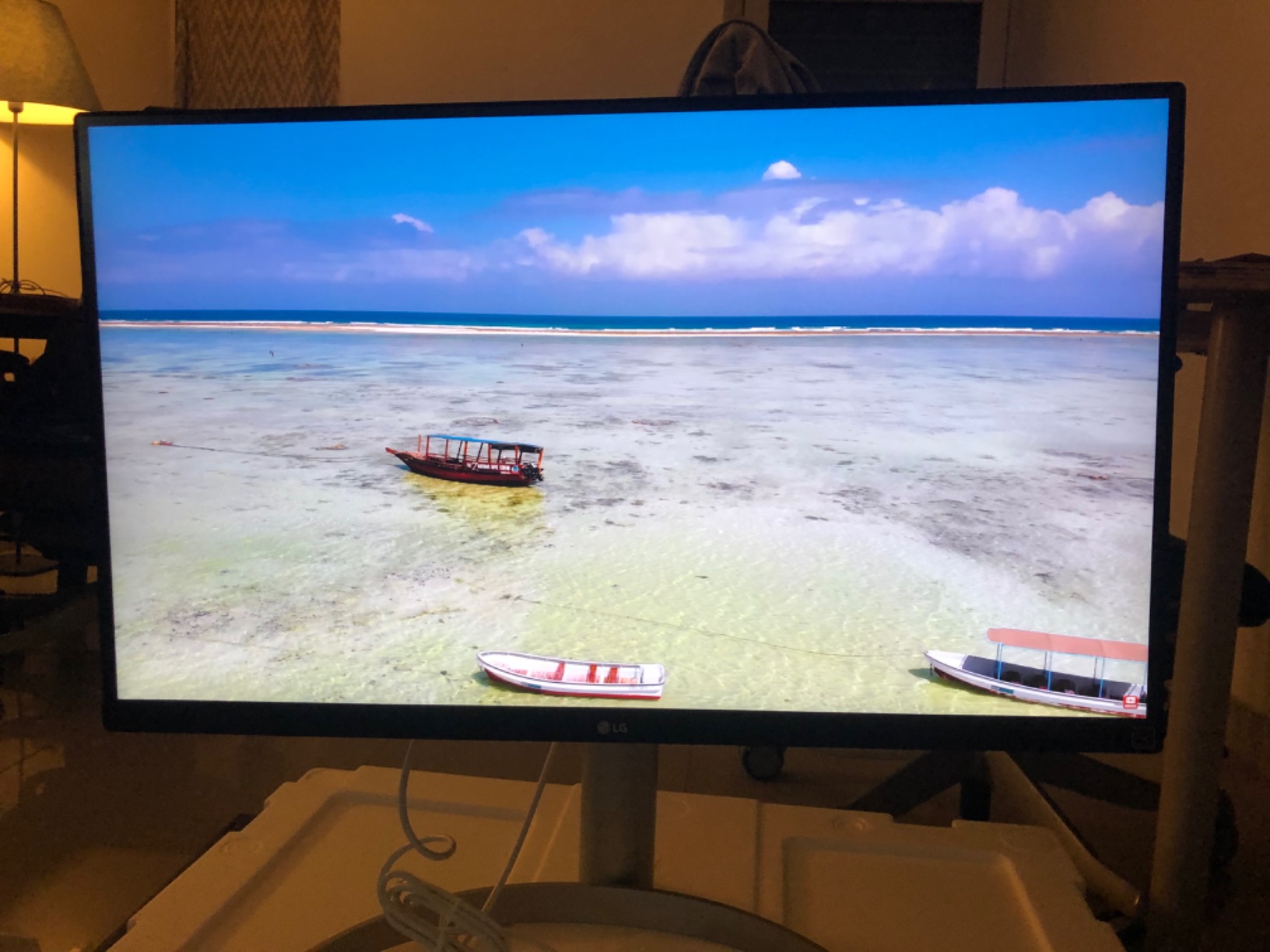 LG 27UP850-W Monitor 27” UHD (3840 x 2160) IPS Display, VESA DisplayHDR 400, DCI-P3 95% Color Gamut, USB-C,3-Side Virtually Borderless Display, Height/Pivot/Tilt Adjustable Stand - Silver customer photo 1
