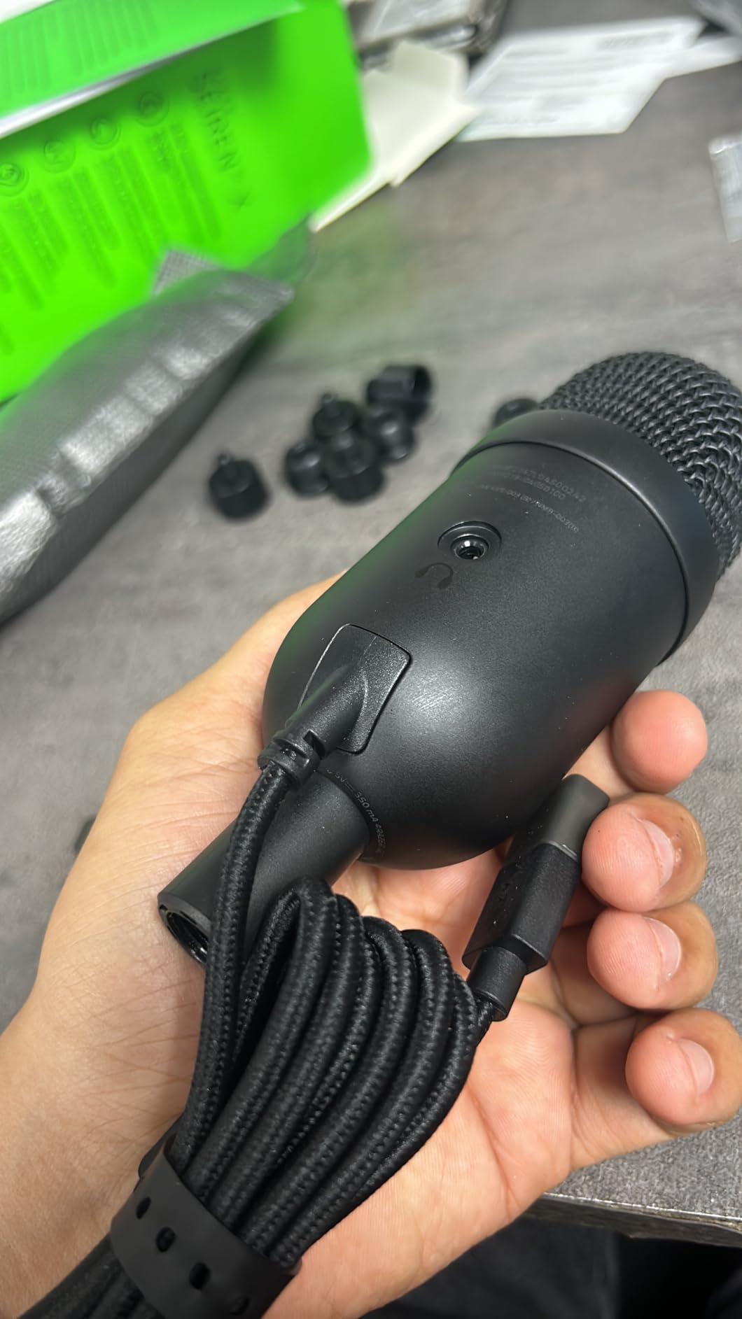 Razer Seiren V2 X USB Condenser Microphone for Streaming and Gaming on PC: Supercardioid Pickup Pattern - Integrated Digital Limiter - Mic Monitoring and Gain Control - Built-in Shock Absorber customer photo 2
