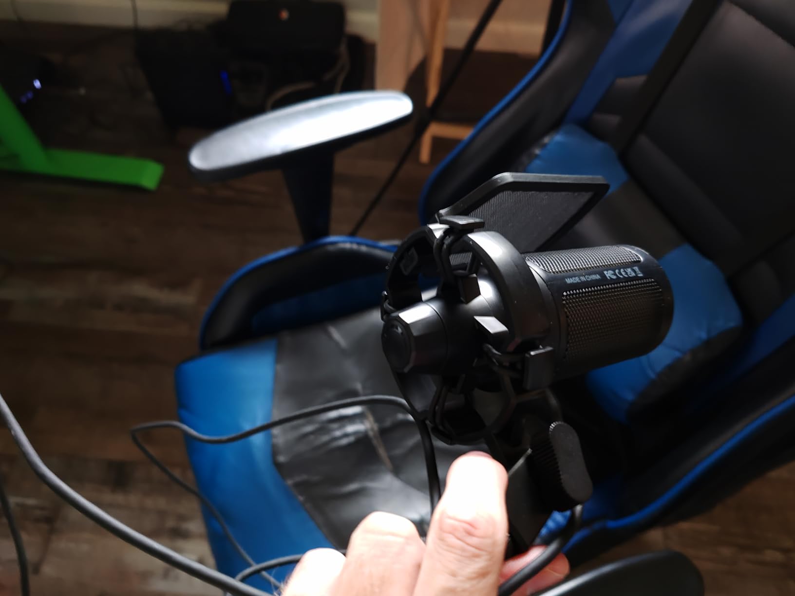 FIFINE AmpliGame A6V USB Gaming Microphone, Condenser RGB Mic for Streaming customer photo 2